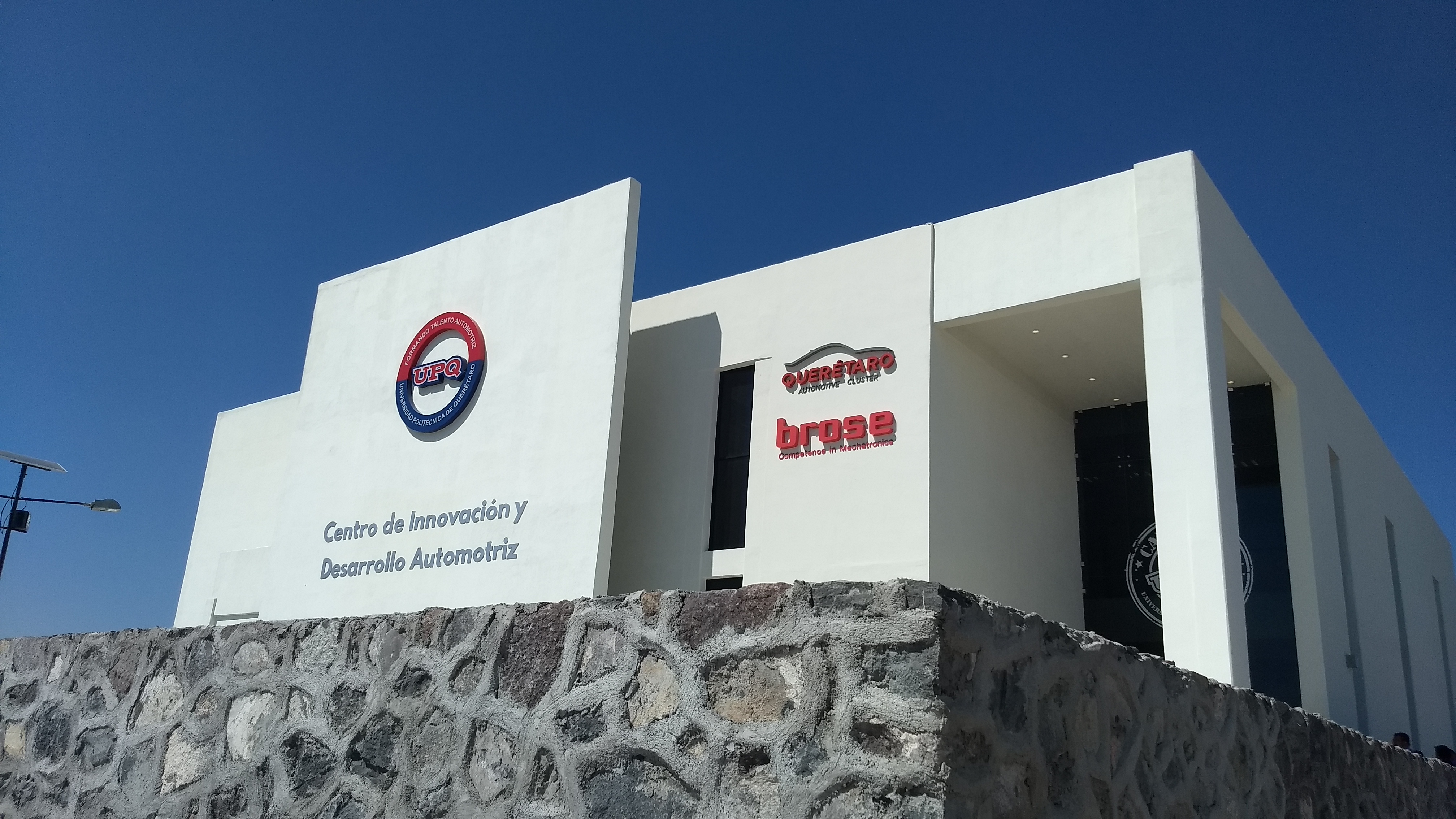  Gobernador inaugura primera universidad del paA�s del sector automotriz