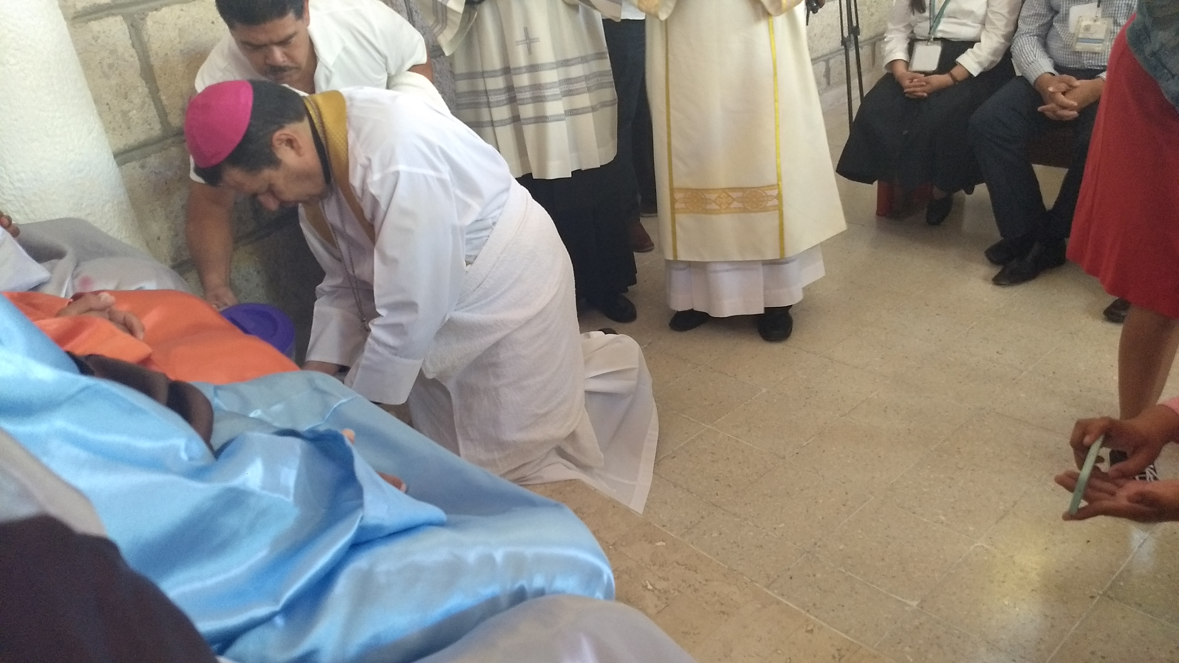  Realiza Obispo lavatorio de pies a presos del penal de San JosA� el Alto