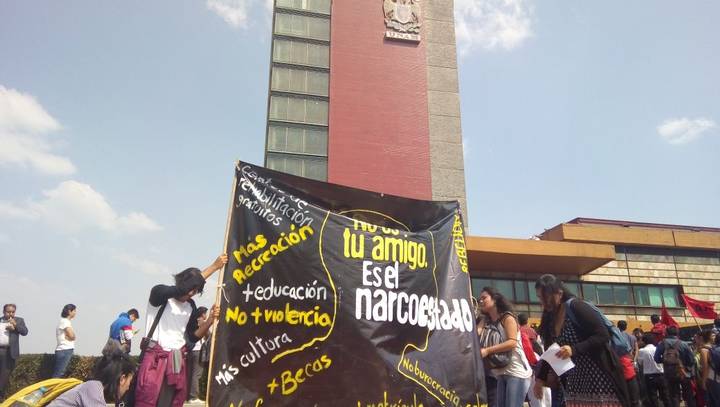  Universitarios protestan contra violencia en el campus de la UNAM