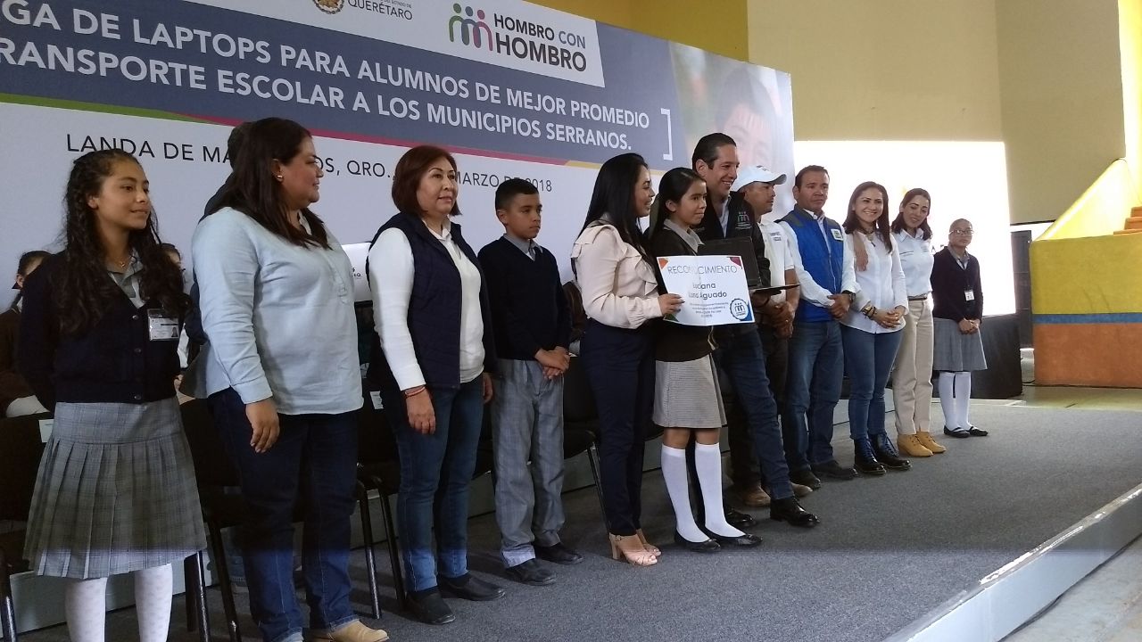  Pancho lleva mA?s transporte escolar gratuito a la Sierra Gorda