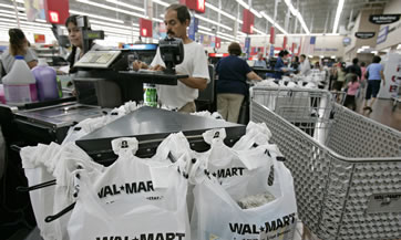  Walmart pregunta a clientes quA� hacer ante la prohibiciA?n de bolsas de plA?stico