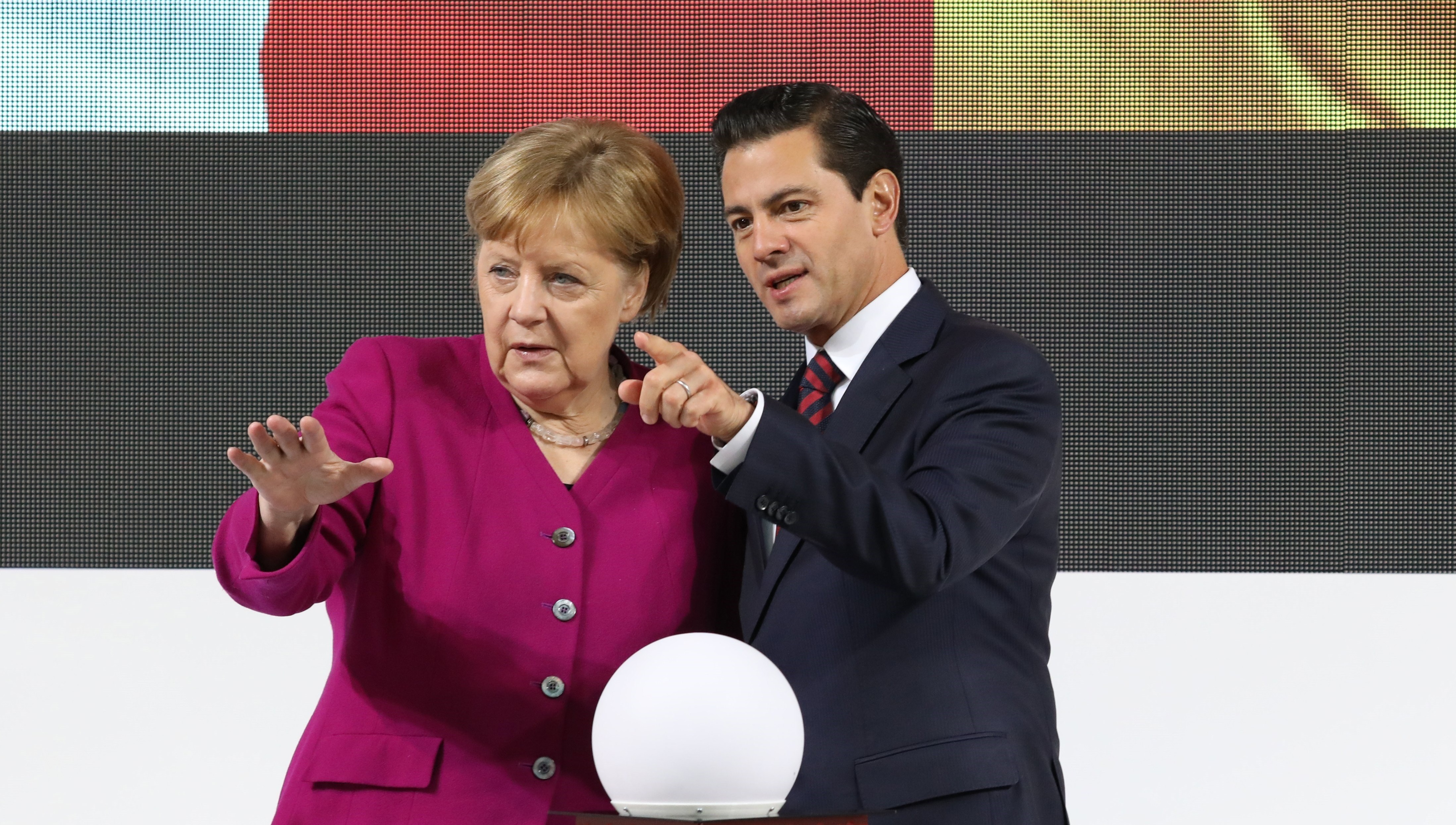  PeA�a Nieto y Merkel inauguran pabellA?n de MA�xico en la Feria de Hannover