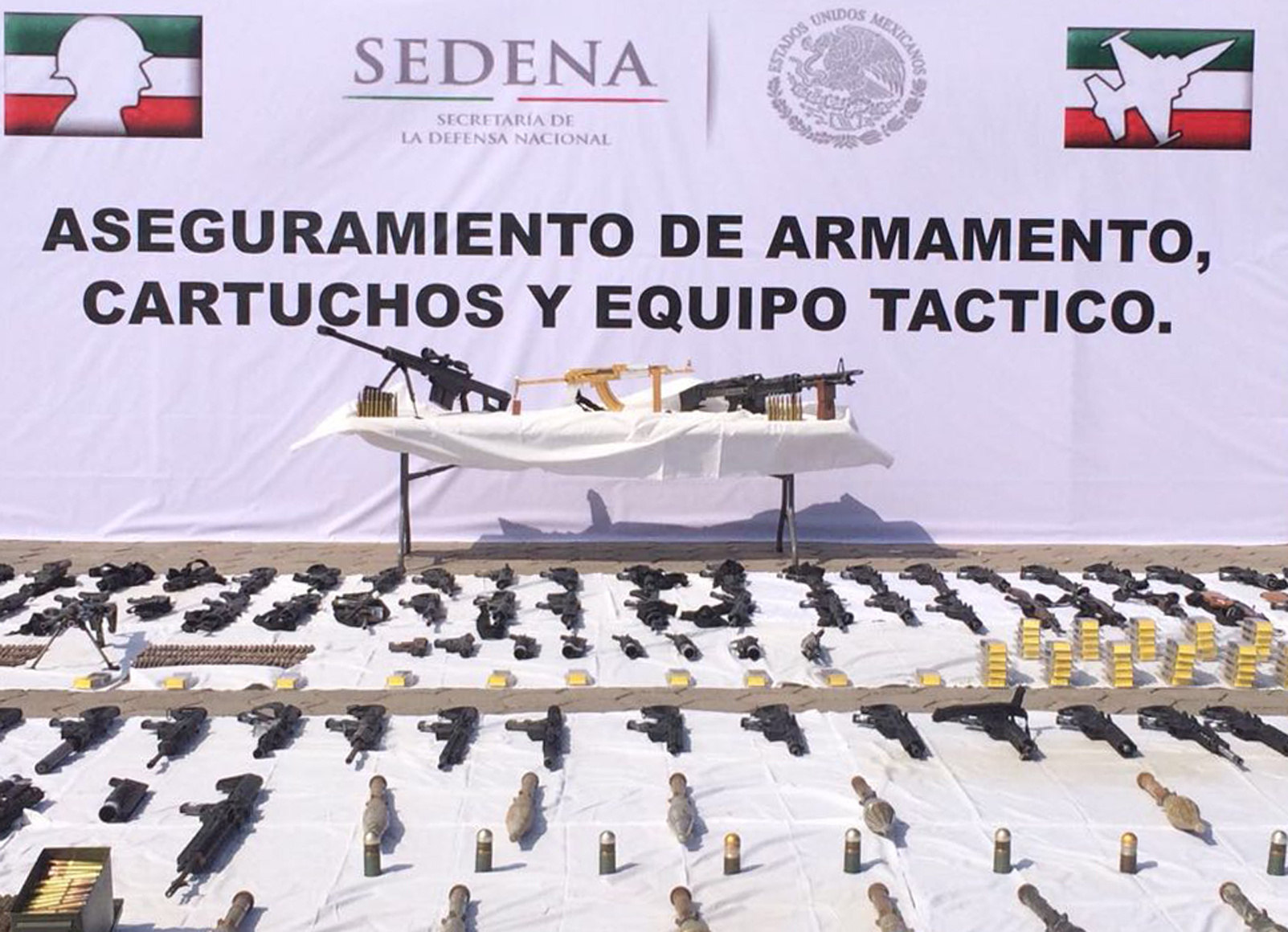  Decomisan en Tamaulipas arsenal que incluía lanzacohetes, rifles Barret y un AK-47 bañado en oro