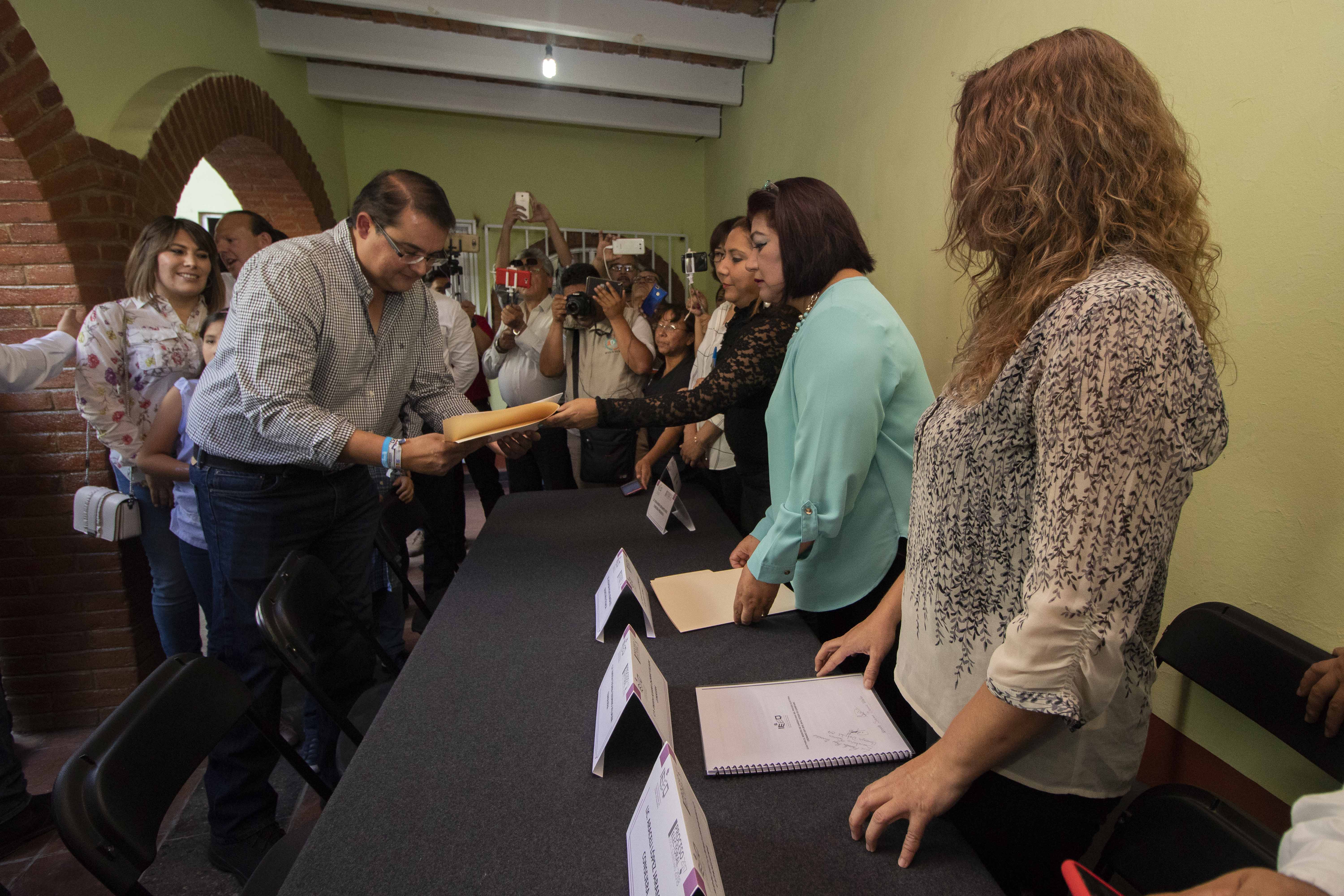  Se registra Memo Vega ante el IEEQ como candidato a la presidencia municipal de SJR