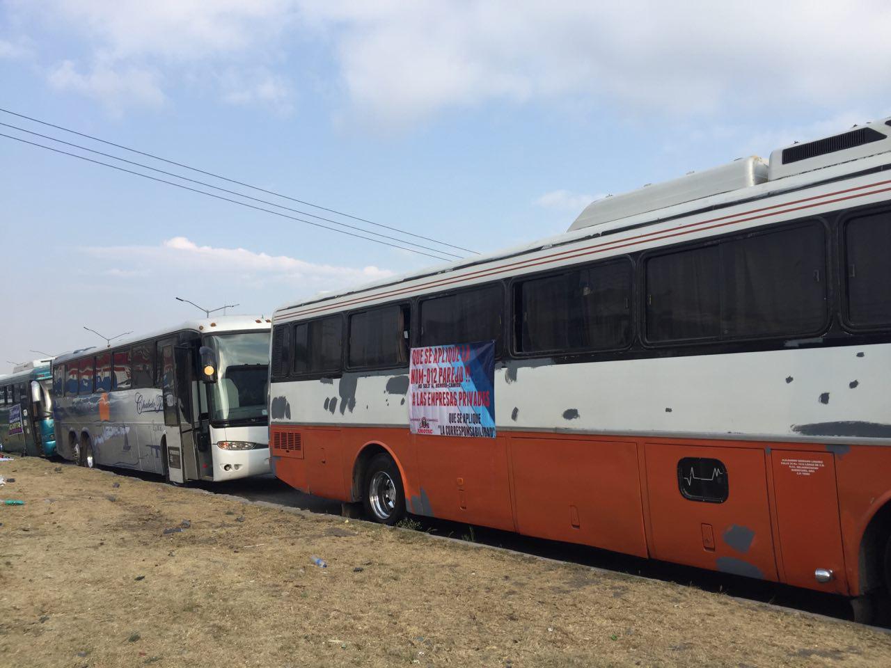  Protestan transportistas de AMOTAC en la 57 por alza en combustibles