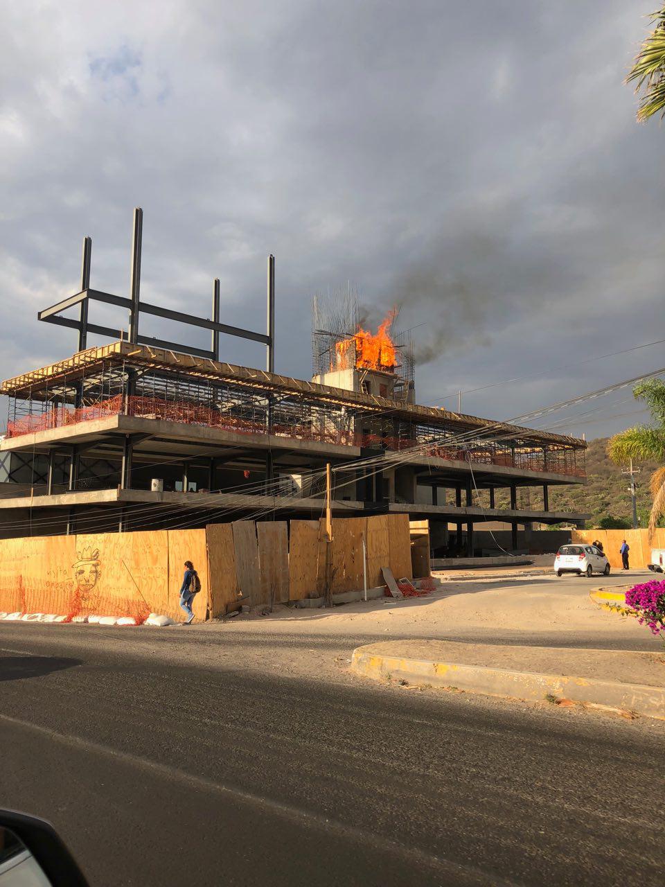 Se incendia edificio en construcción en zona centro-sur de Querétaro
