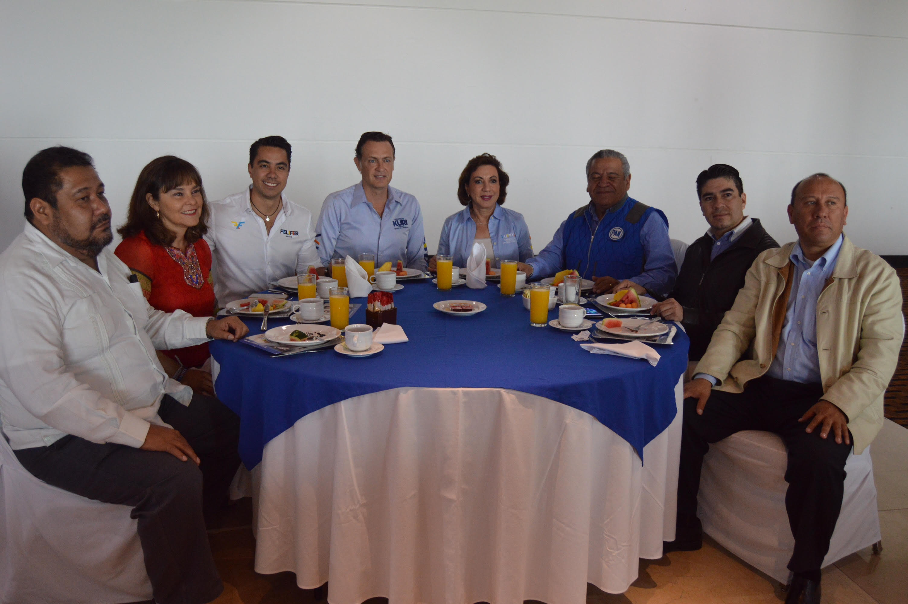  Felifer se reA?ne con maestros del municipio de QuerA�taro