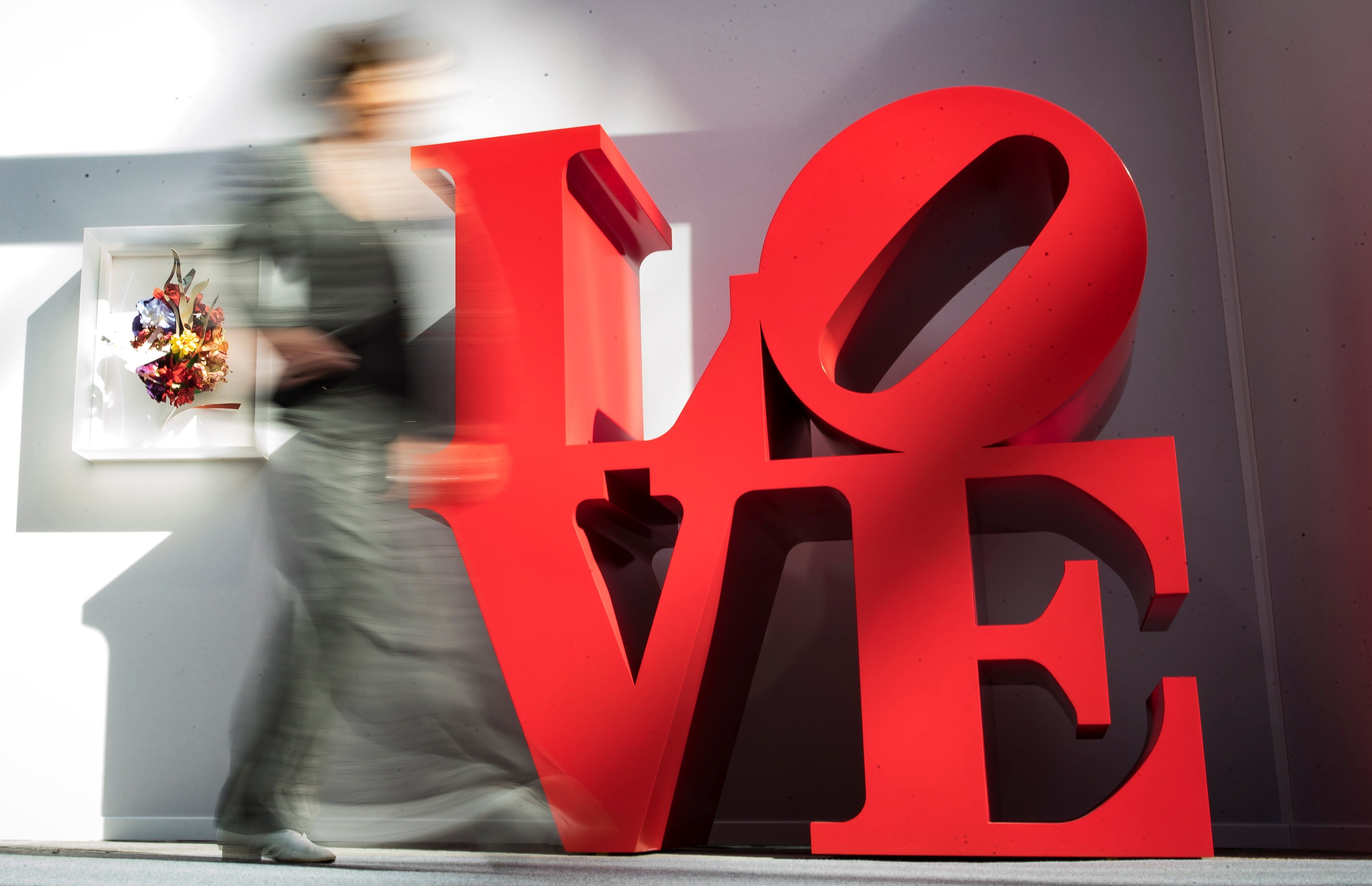  Muere a los 89 años Robert Indiana, creador de las populares esculturas LOVE