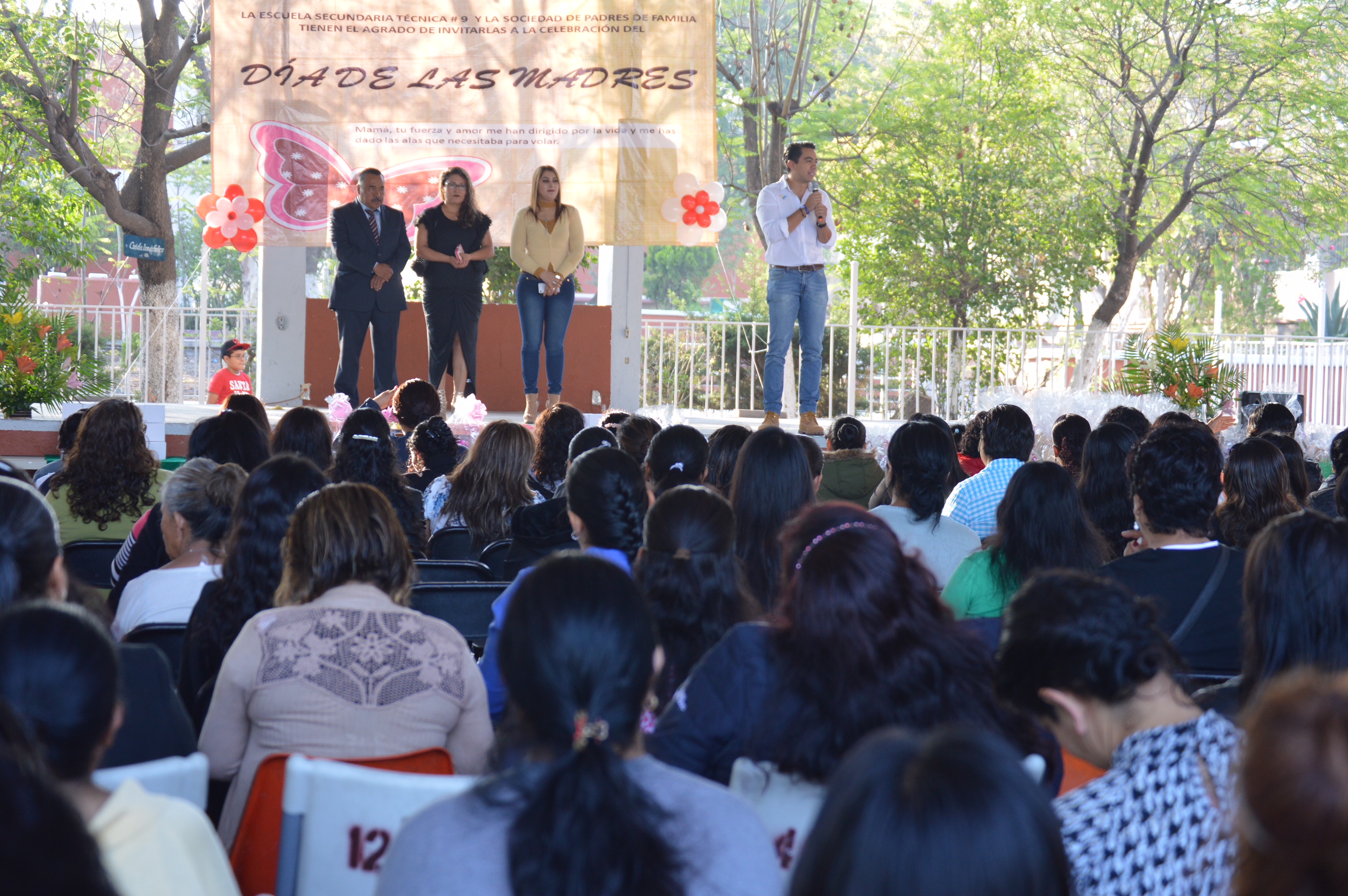  Convive Felifer con madres queretanas en su día