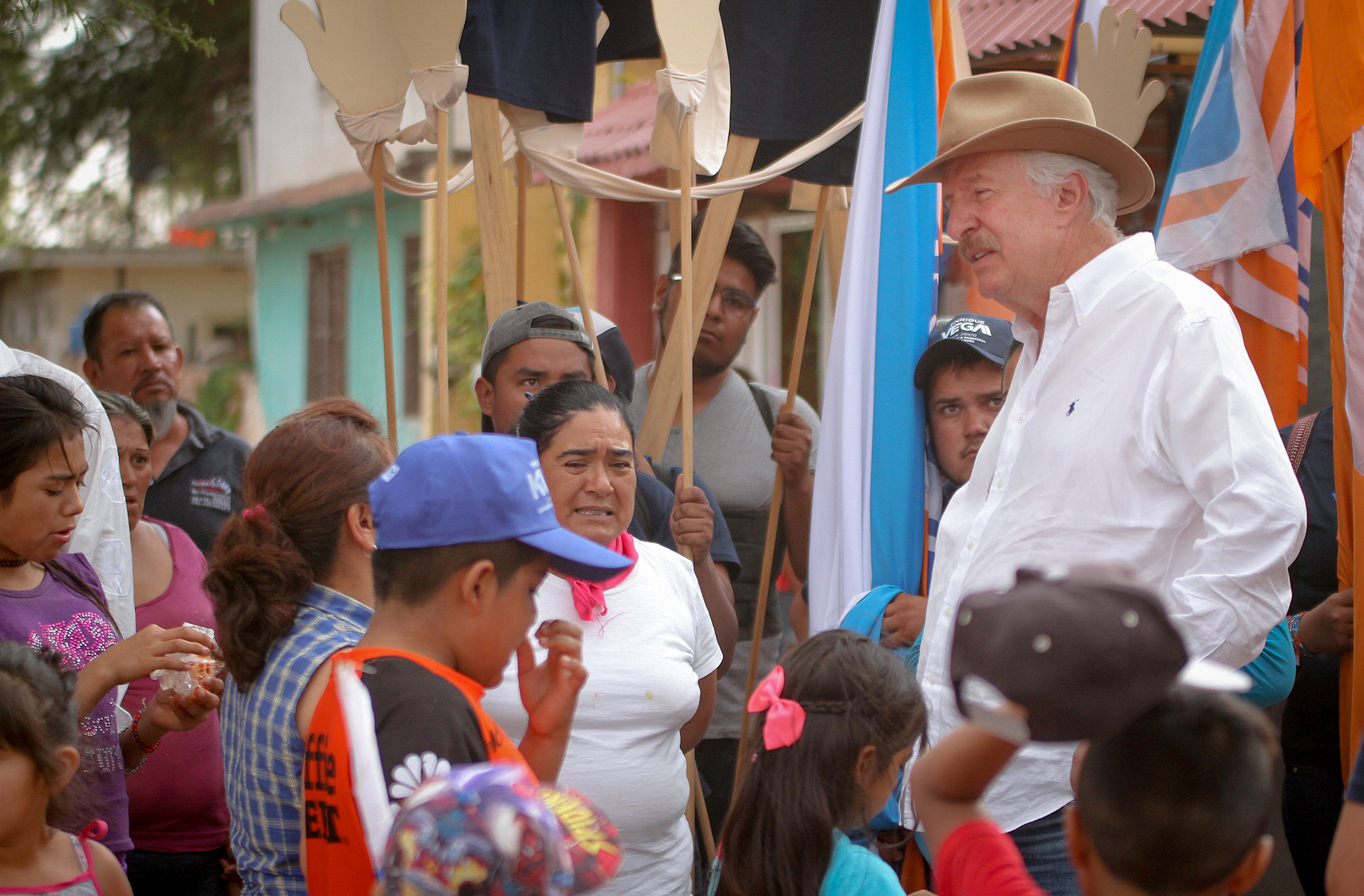  Promete Enrique Vega mejorar condiciones de comunidades de El Marqués