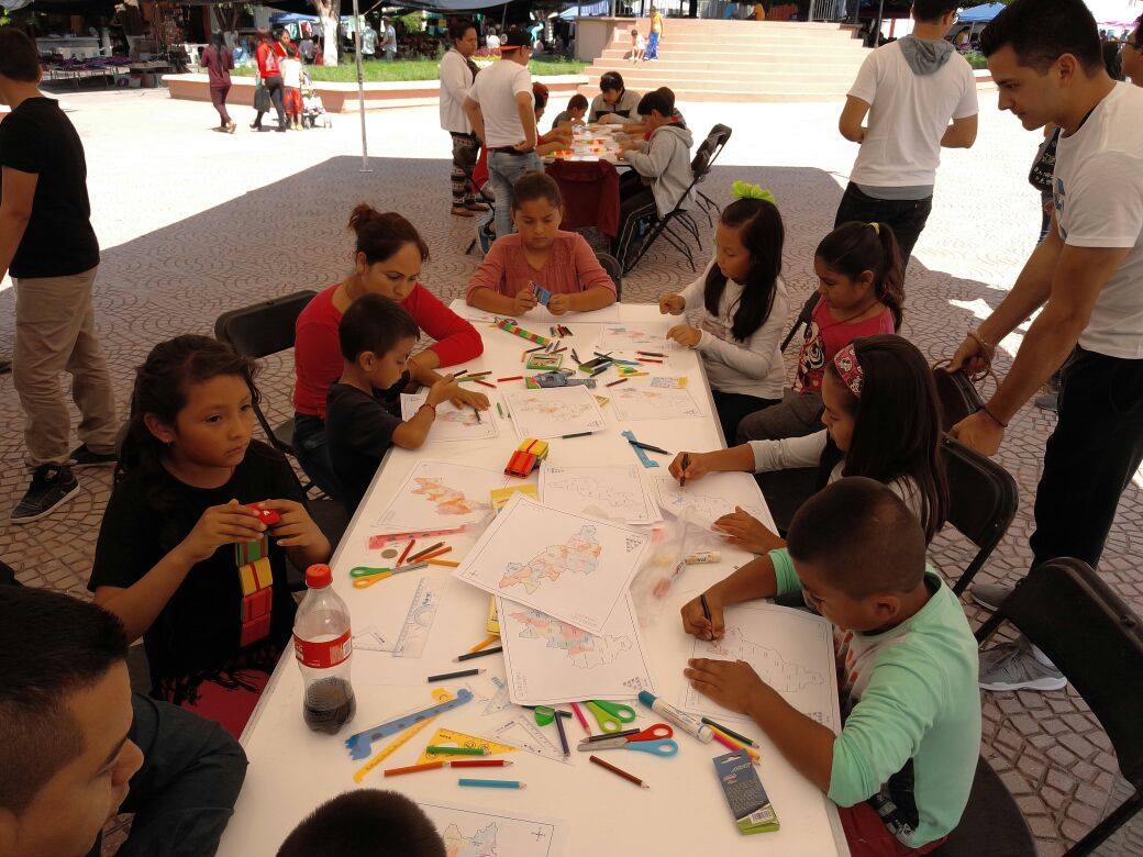  Comparten estudiantes de la UAQ formas divertidas de aprender matemáticas en Arroyo Seco