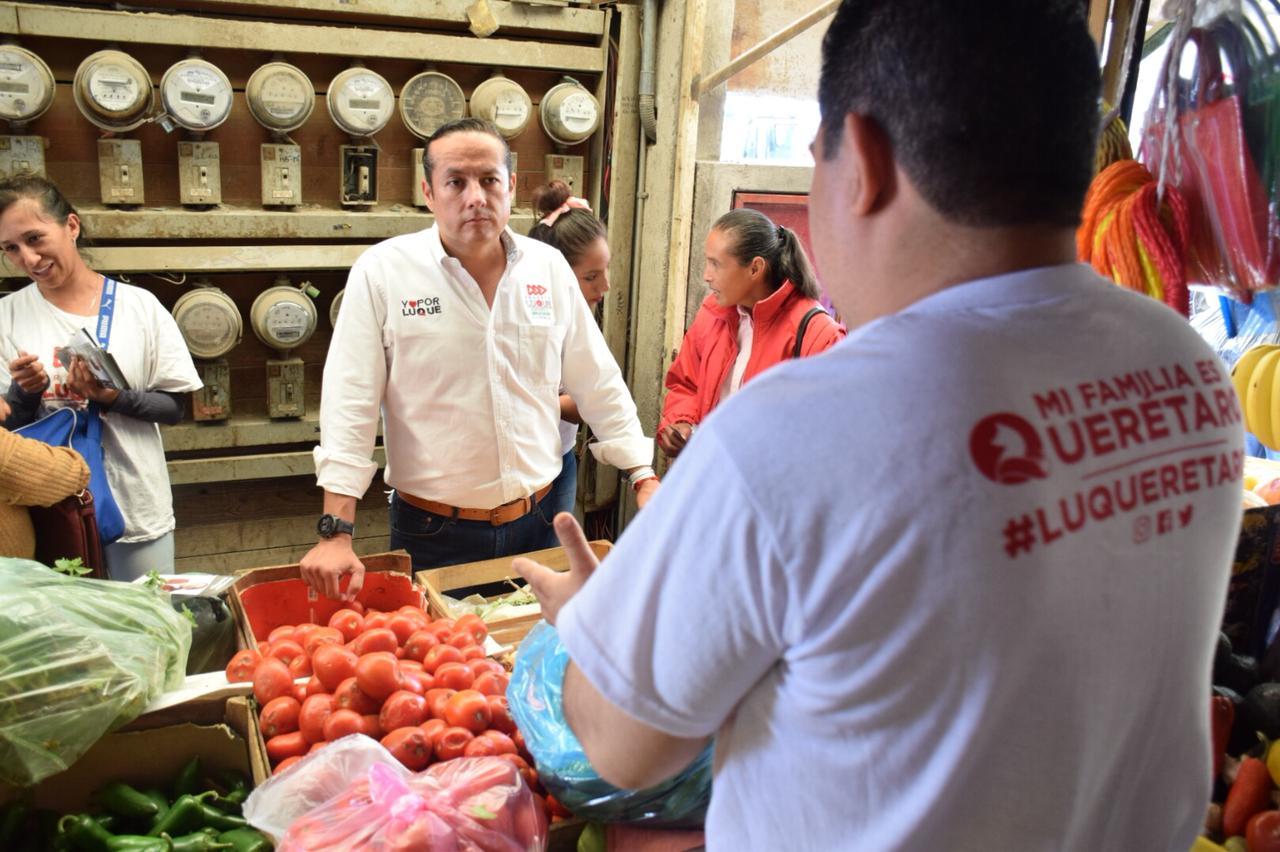  Ernesto Luque ofrece dignificar espacios para comerciantes de San Juan del Río