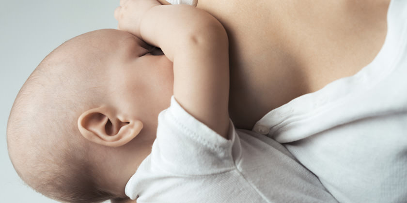  Lactancia materna reduce riesgos de obesidad en infantes: CDC