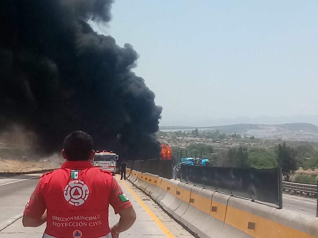  Atiende Protección Civil incendio de tráiler con diésel en El Marqués