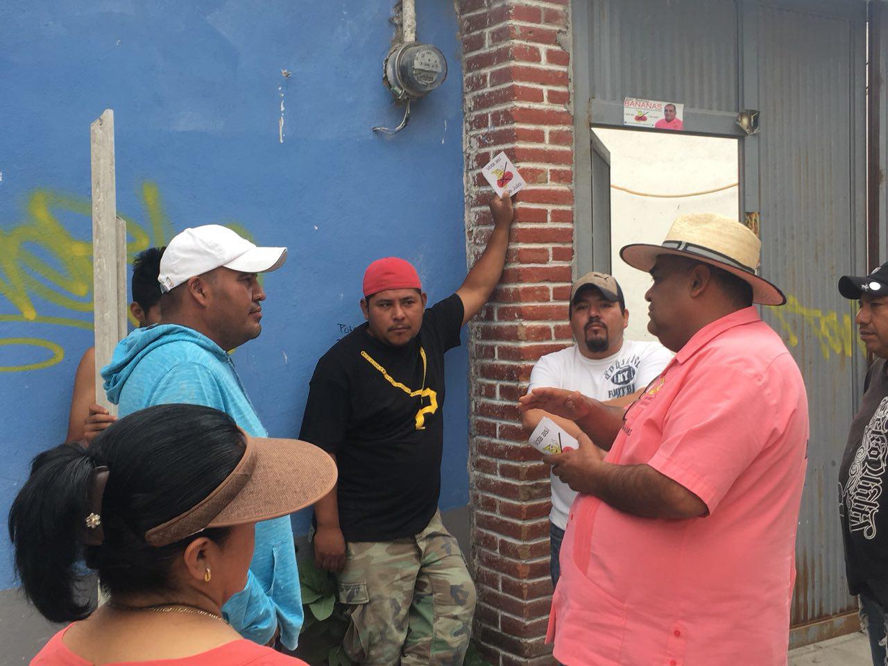  Juan Ramírez “Bananas” escucha quejas de habitantes de Chichimequillas