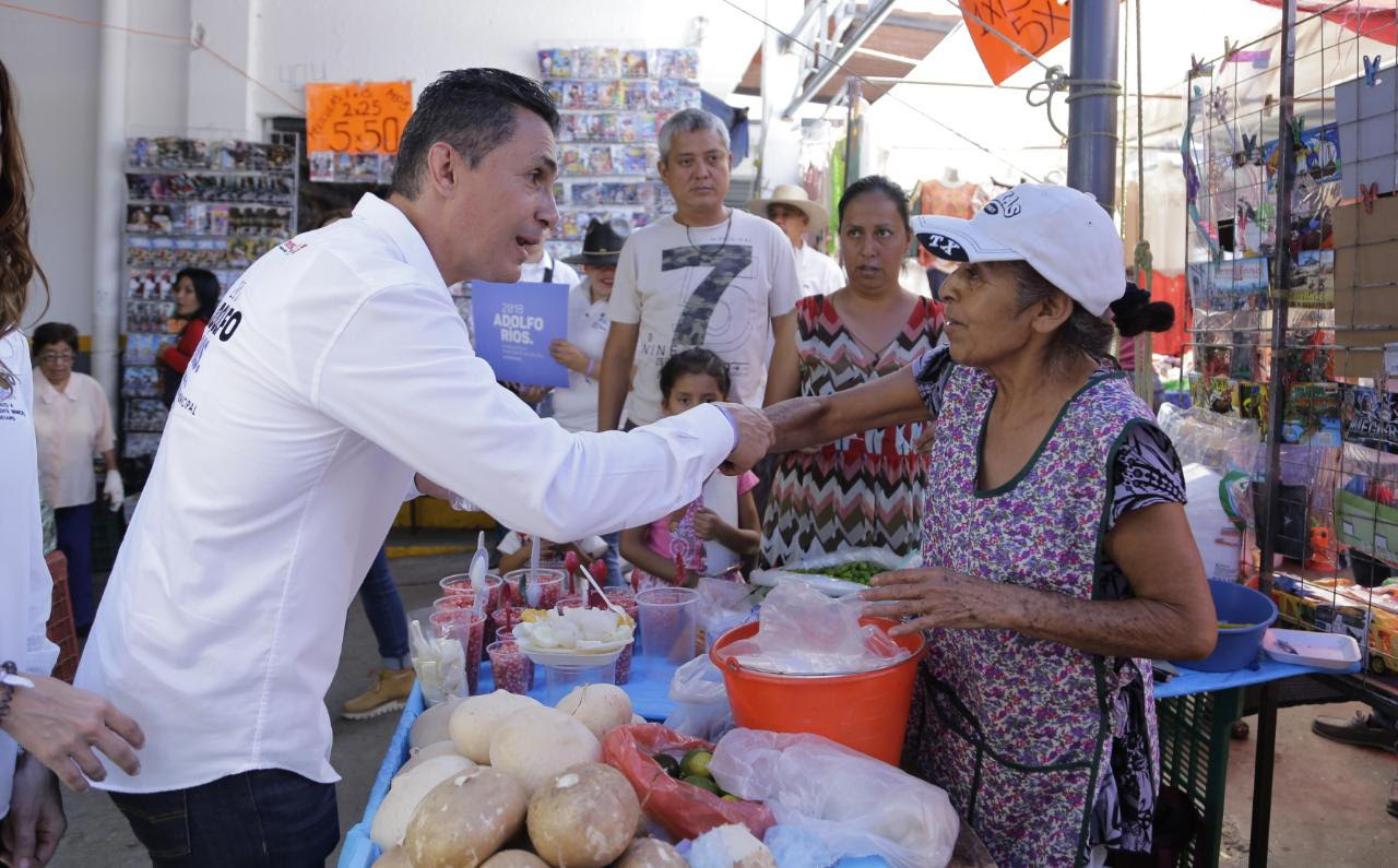  Adolfo Ríos promete agilizar trámites de licencias de funcionamiento en Querétaro