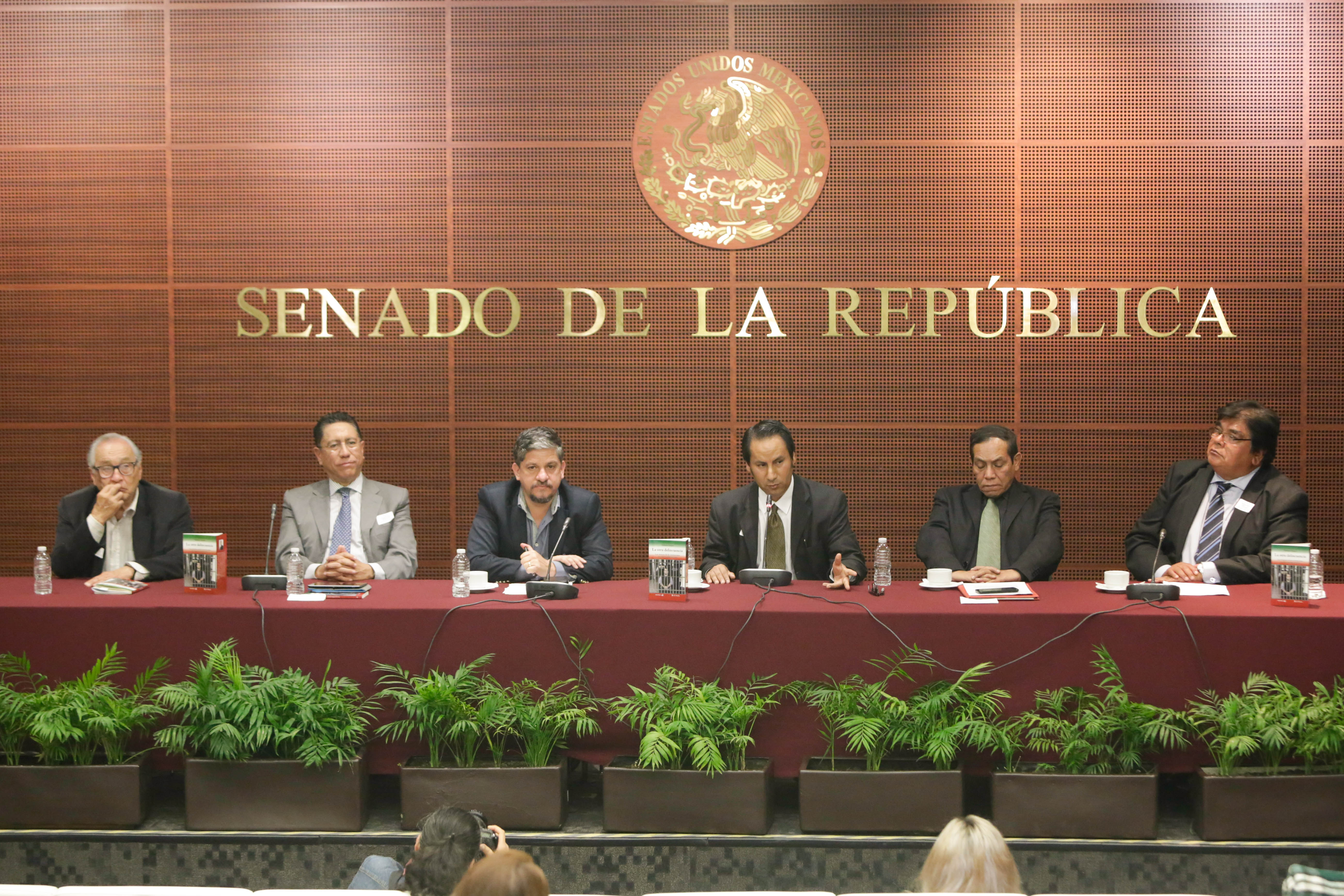  Presentan libro del periodista Norberto Vázquez en el Senado