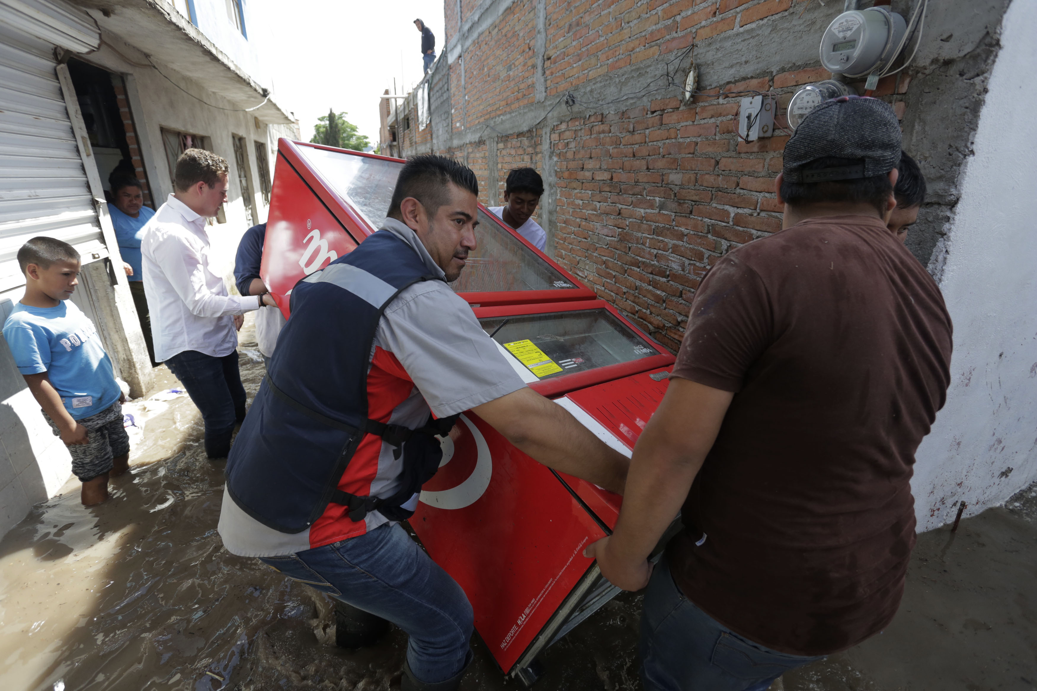  Continúa apoyo de las diferentes dependencias estatales en Amazcala tras inundaciones