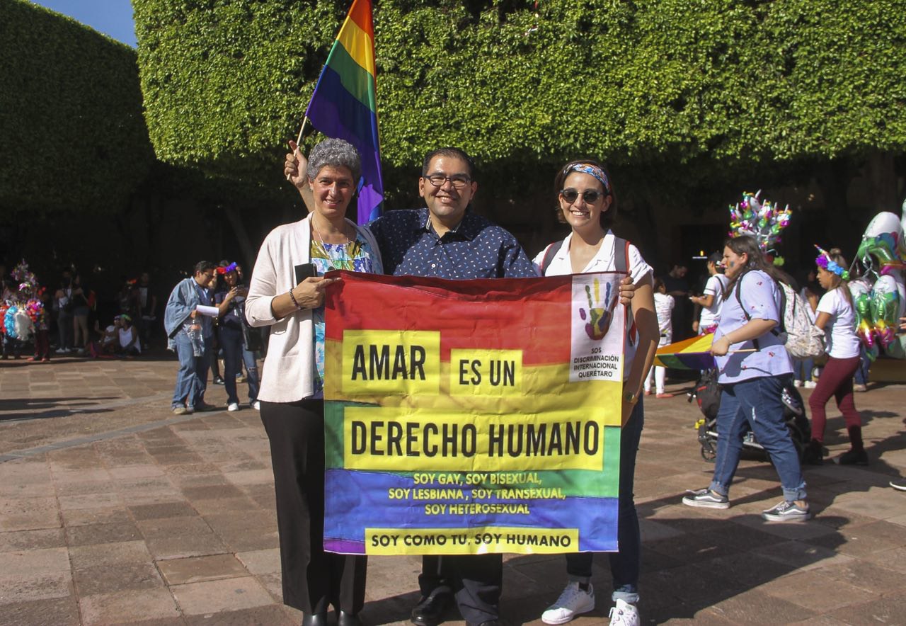  Rectora participa en marcha de orgullo LGBTT