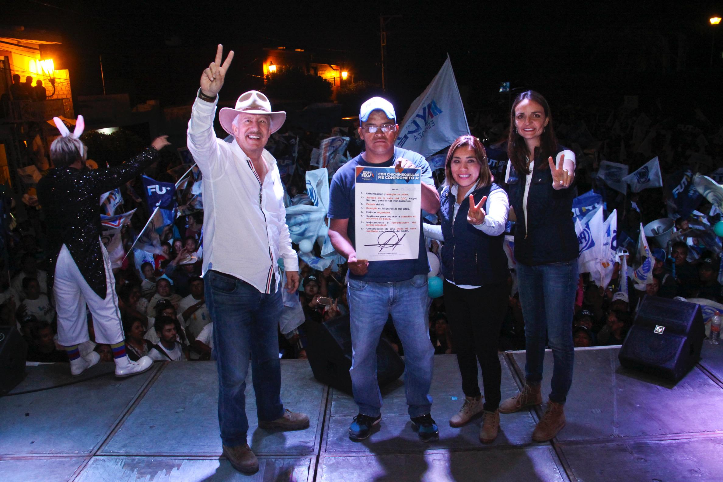 Firma compromisos Enrique Vega durante cierre de campaña en Chichimequillas