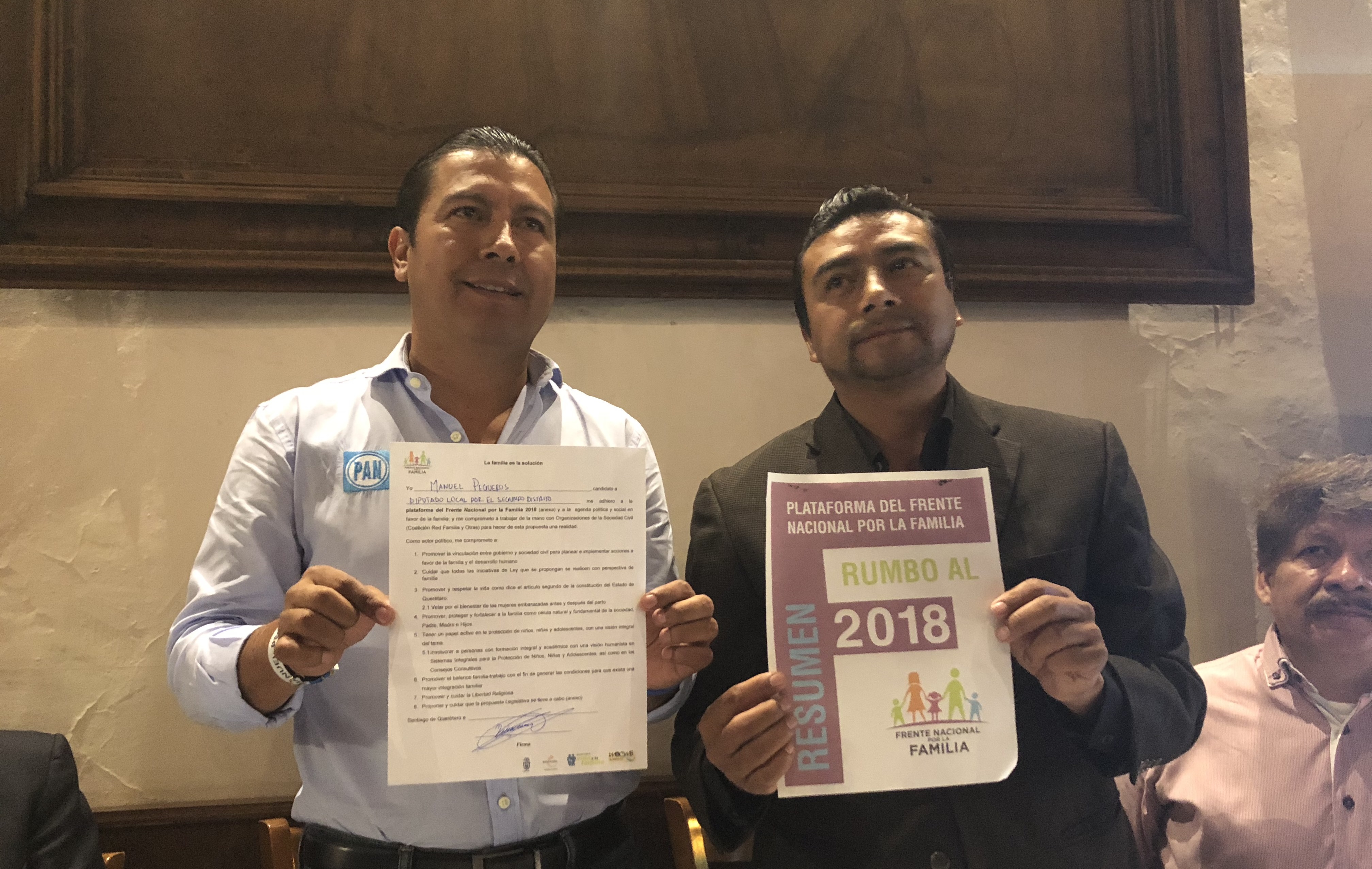  Firma Manuel Pegueros pacto del Frente Nacional por la Familia