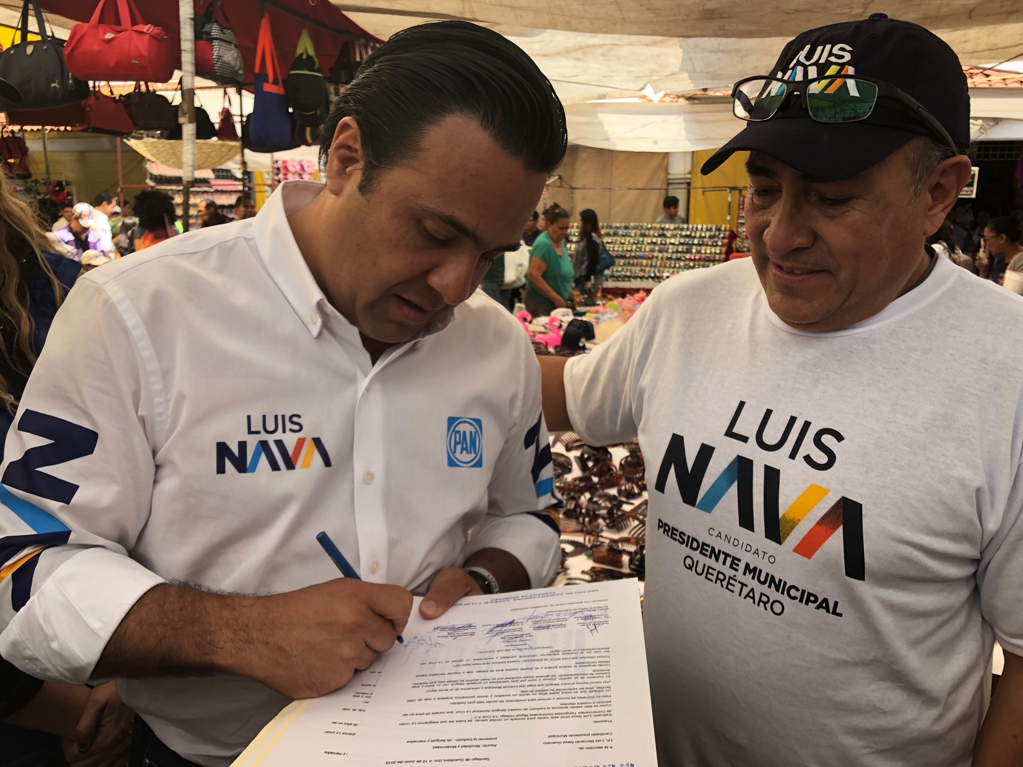  Se compromete Luis Nava a techar y crear estacionamiento en el mercado de La Cruz