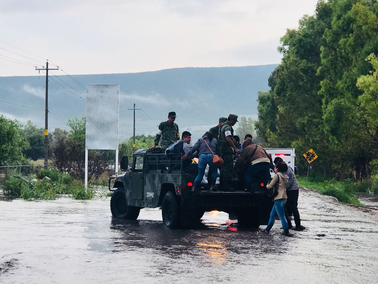  Policía y Ejército atienden afectaciones por lluvia en El Marqués