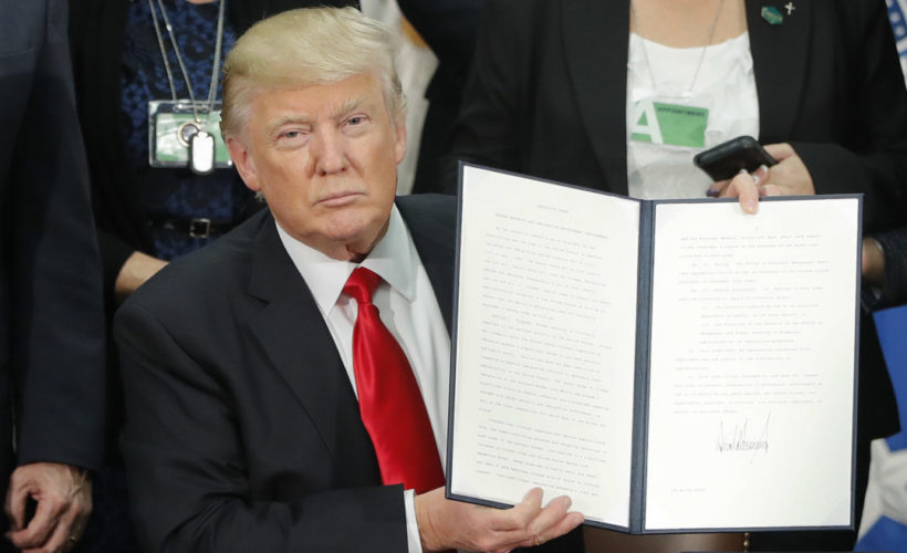  Trump firma decreto para evitar separar a menores de sus padres migrantes