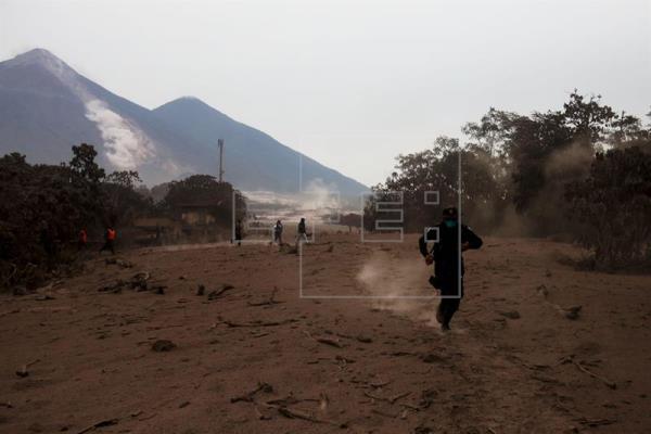  Bomberos de El Marqués envían apoyo a Guatemala por erupción de volcán