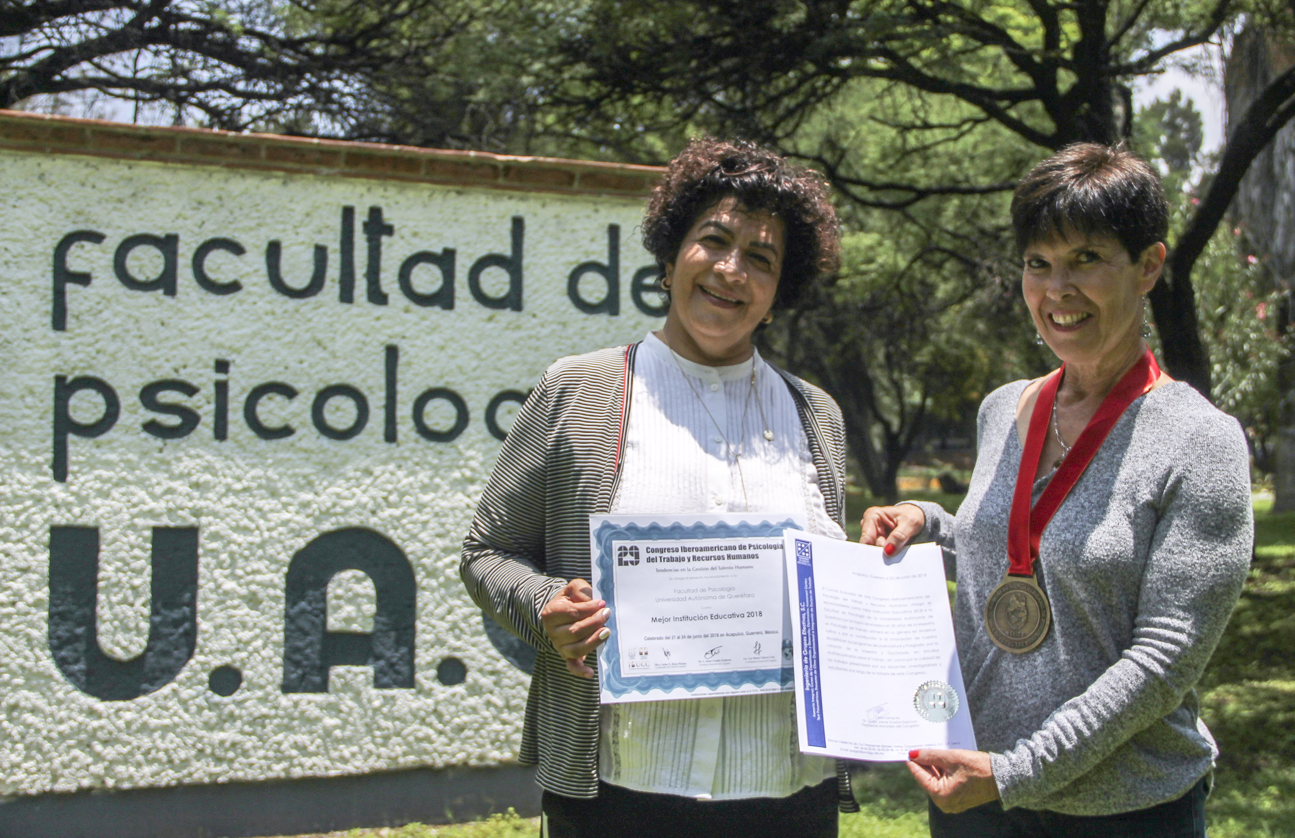  Psicología de la UAQ recibe premio nacional  como mejor institución educativa