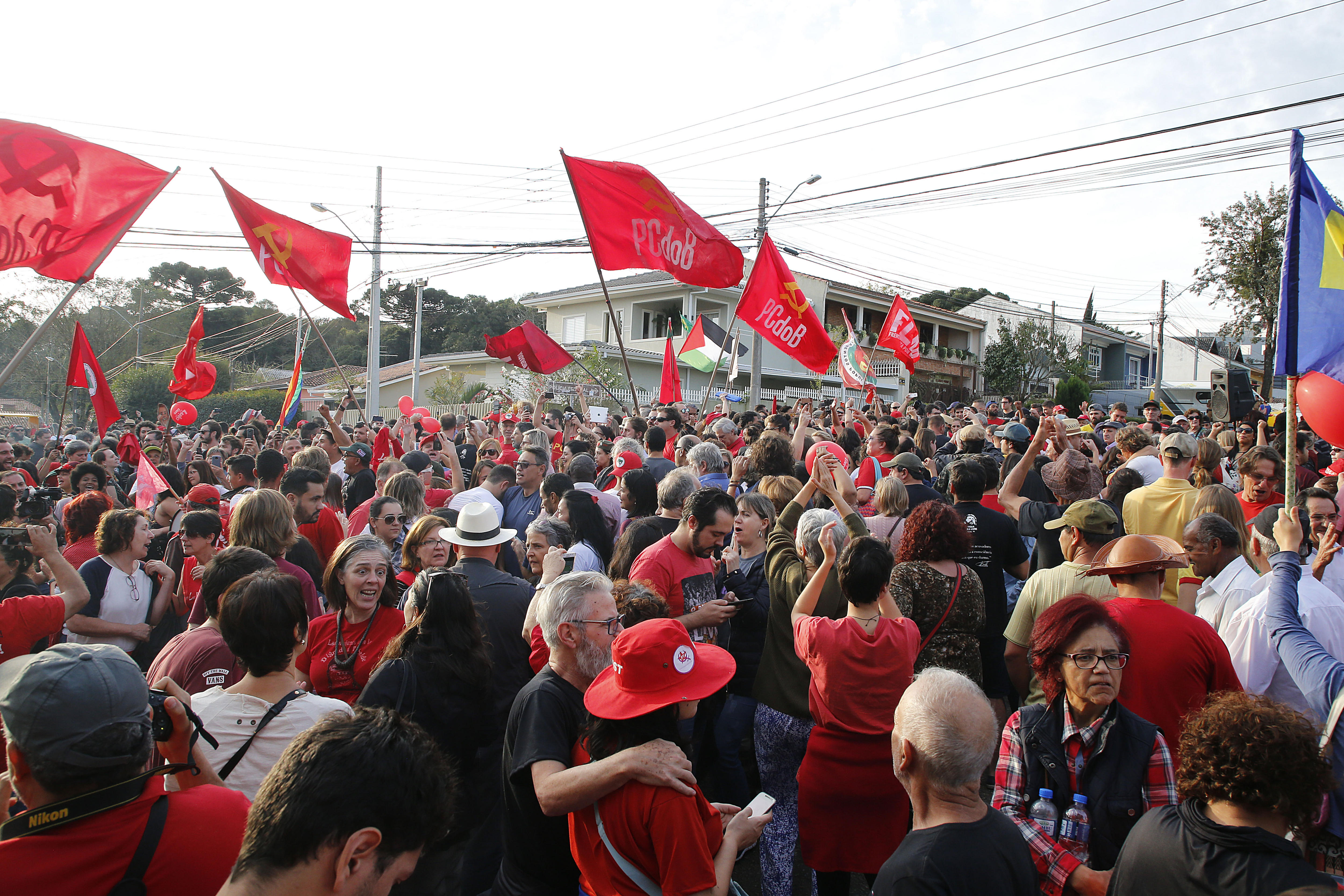  Jefe de tribunal interviene en batalla judicial y mantiene a Lula en prisión