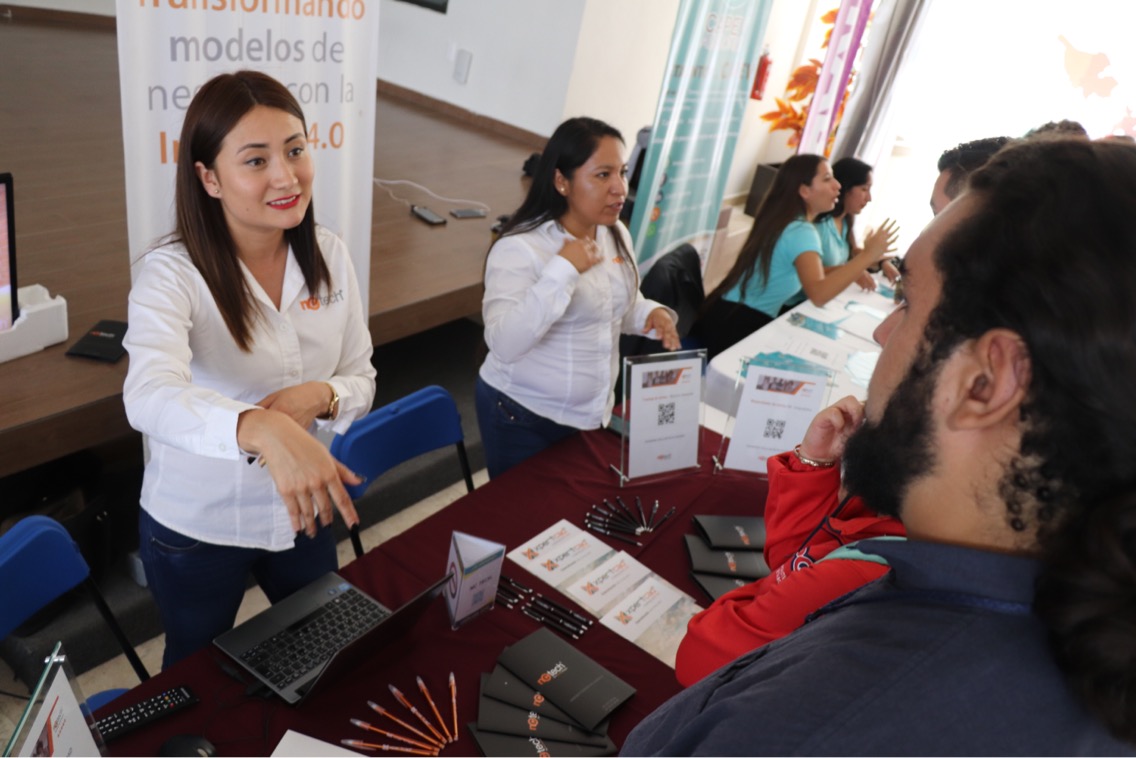  Alumnos de la UPQ se insertan en el campo laboral mediante feria de trabajo