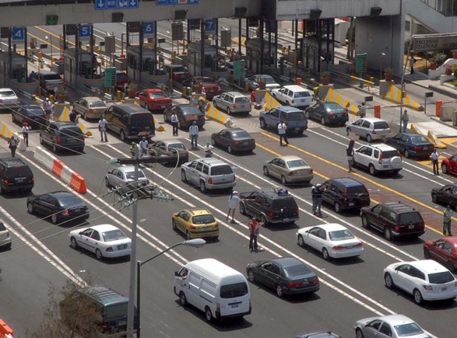 Incesante flujo de paseantes en carreteras por vacaciones de verano