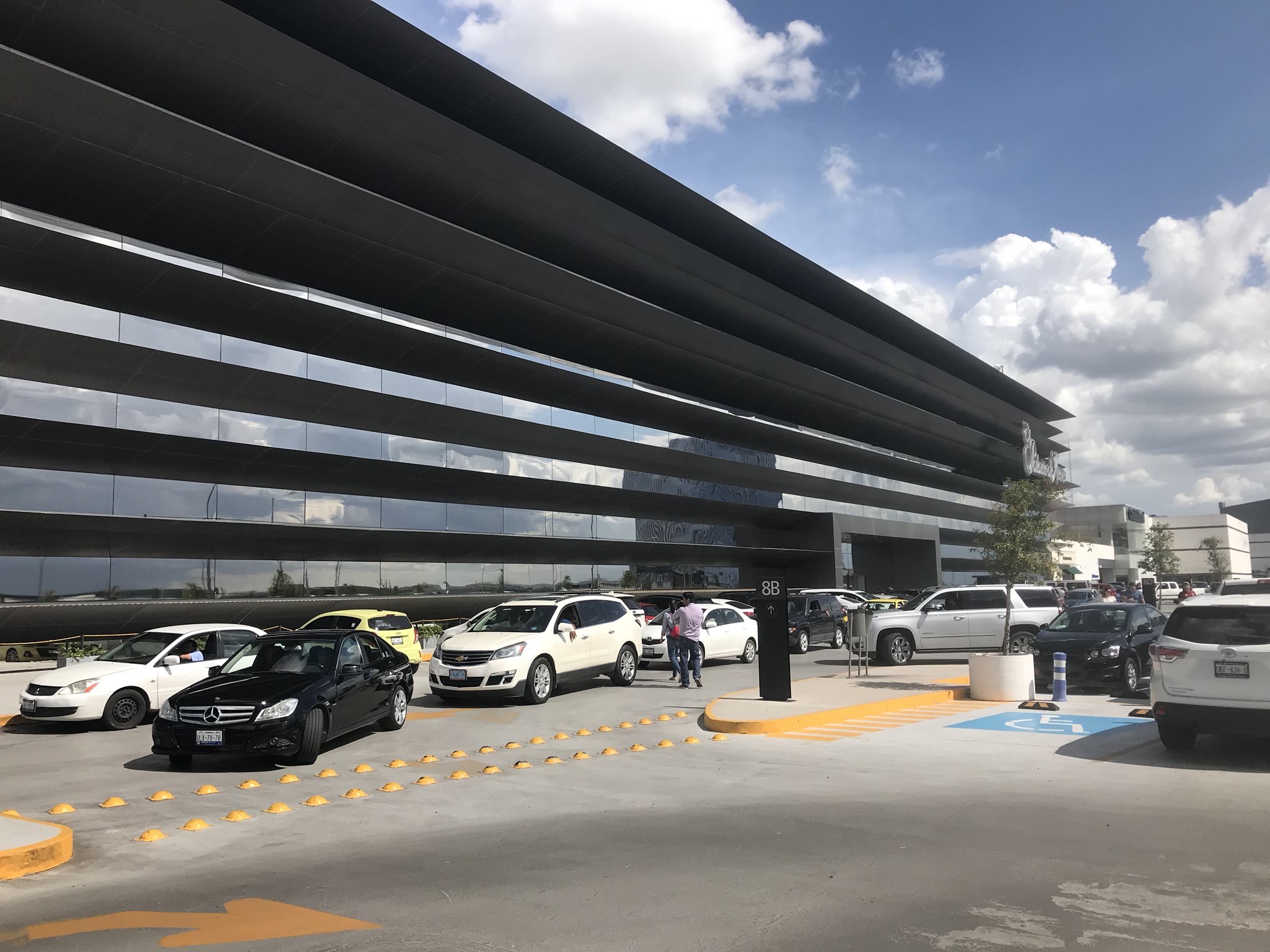 Clausuran estacionamiento de Plaza Antea por incumplir las dos horas gratuitas