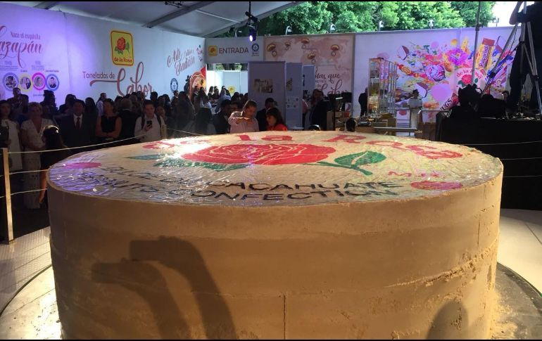 Rompen récord Guinness en Guadalajara con el mazapán más grande del mundo
