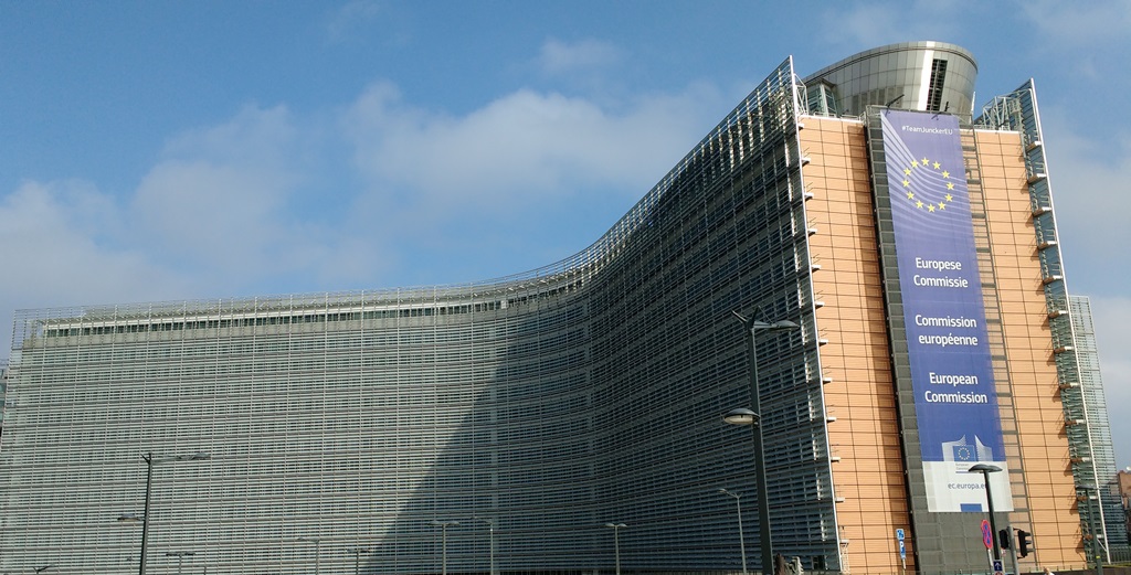  Comisión Europea advierte represalias si EUA impone aranceles a sus automóviles