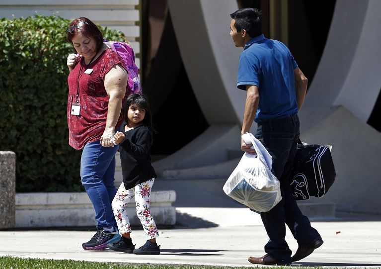  Gobierno reúne con familias a 1.800 niños migrantes a horas del fin de plazo