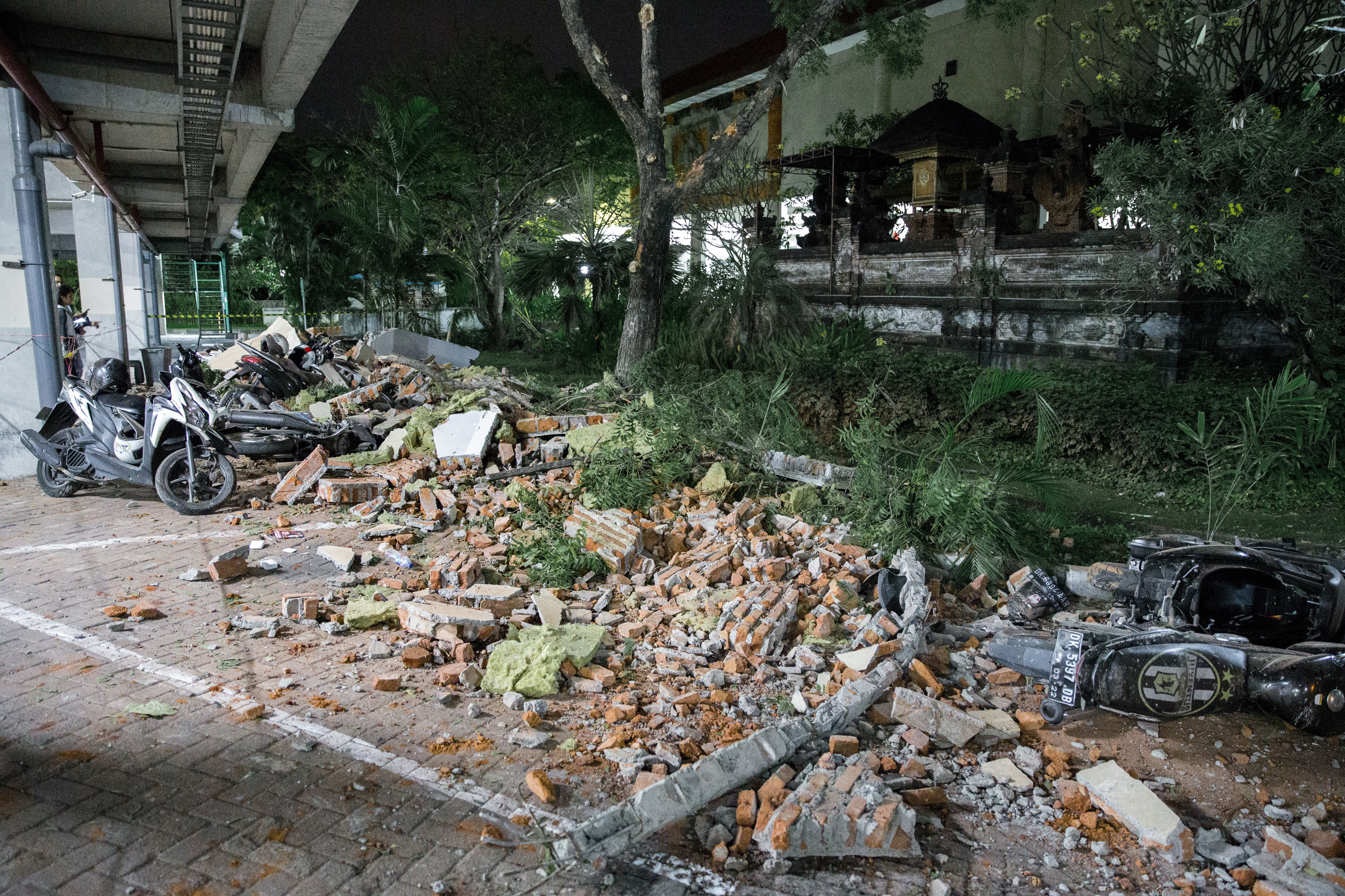  Suman 82 muertos tras sismo de magnitud 7 en Indonesia