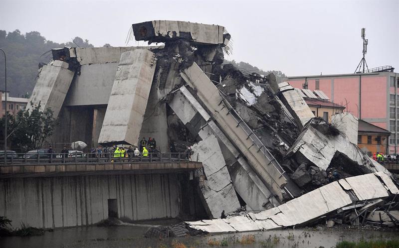  Suman treinta personas muertas tras derrumbe de puente en Italia