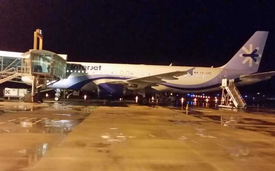 Avión con 105 pasajeros aterriza de emergencia en Chiapas