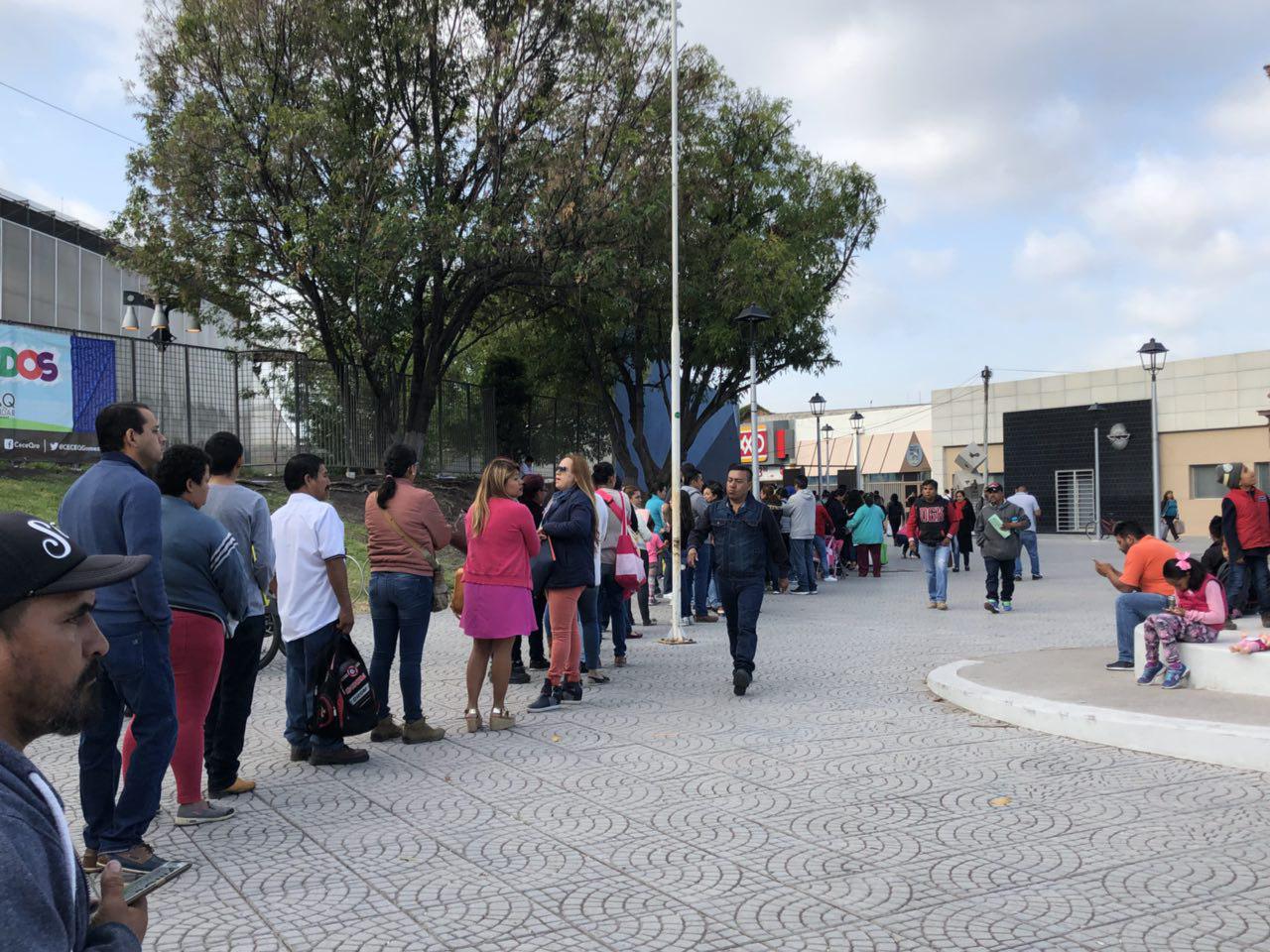  Abarrotan padres de familia el Gómez Morín en busca de vacantes para escuelas públicas