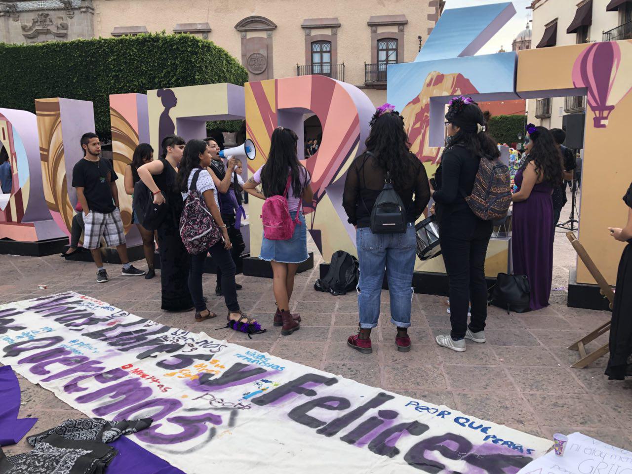  Jueces, sin capacitación para tipificar feminicidios, aseguran feministas en Plaza de Armas