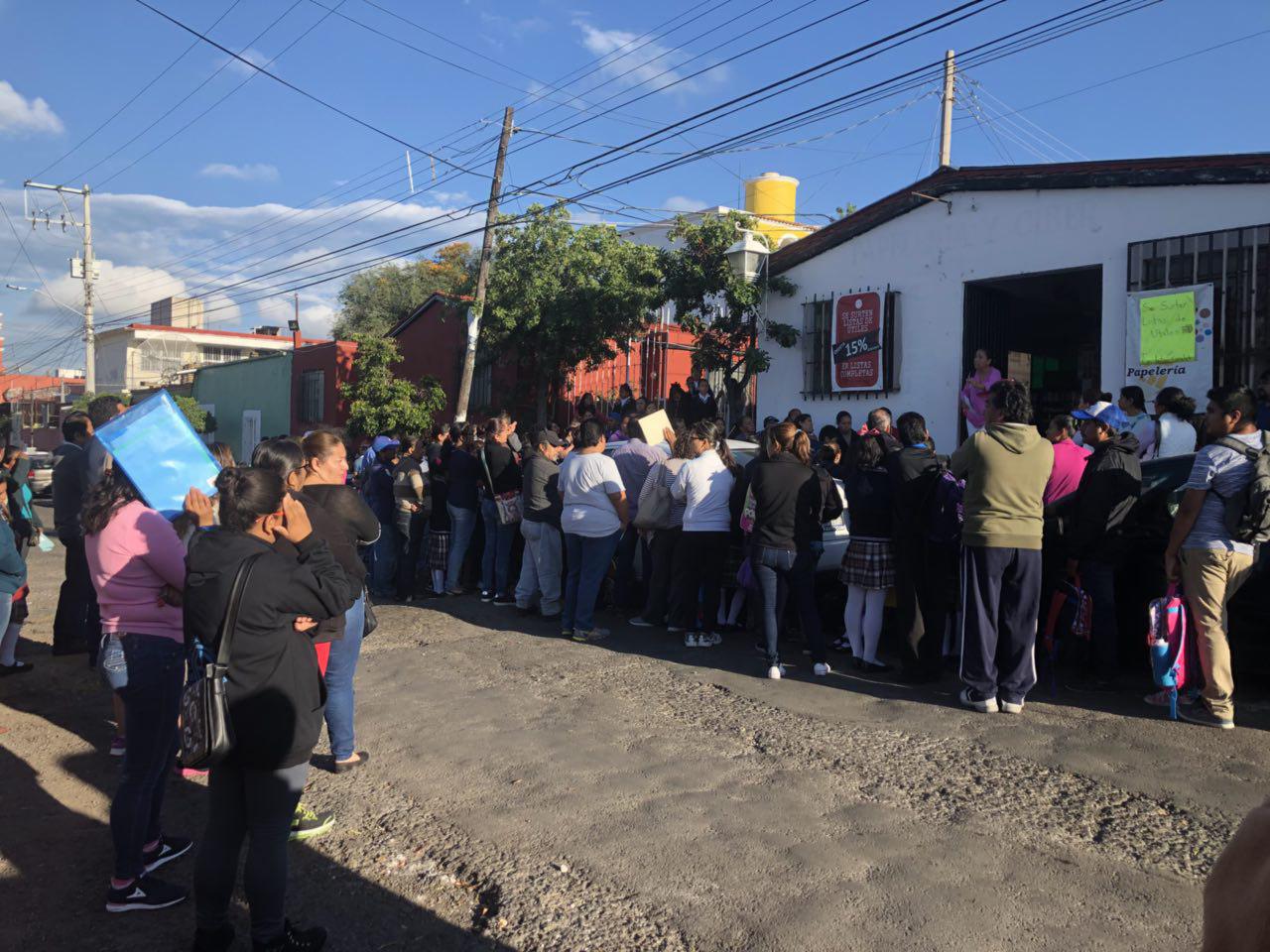  Continúan protesta en la Reforma C.N.O.P; permanecerá cerrada hasta que USEBEQ resuelva las demandas