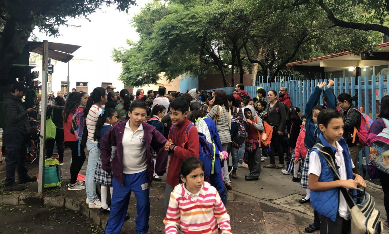  Otra más: padres de familia cierran escuela en el Centro Histórico por falta de maestro