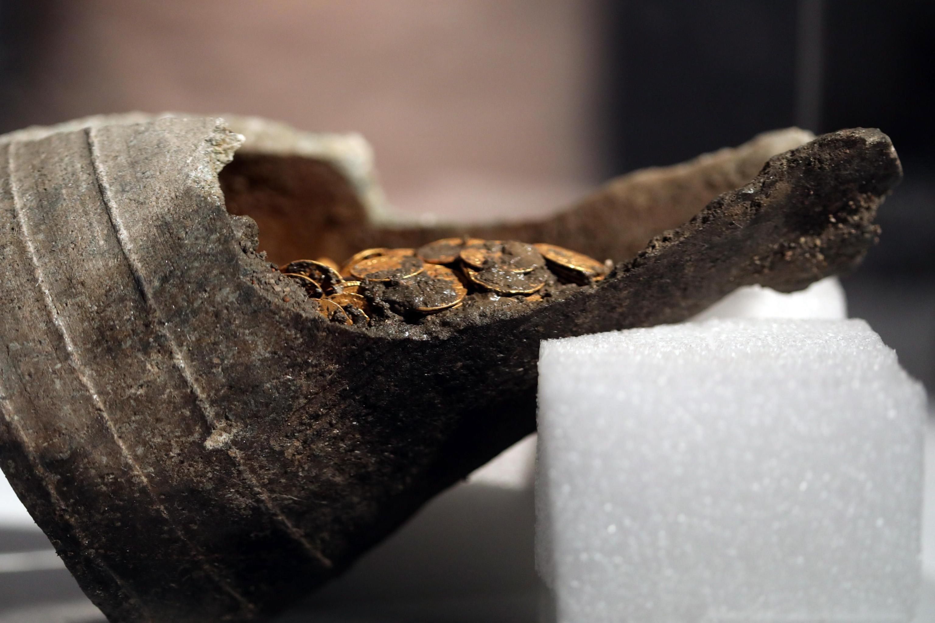 Descubren tesoro escondido con cientos de monedas de oro del Imperio romano