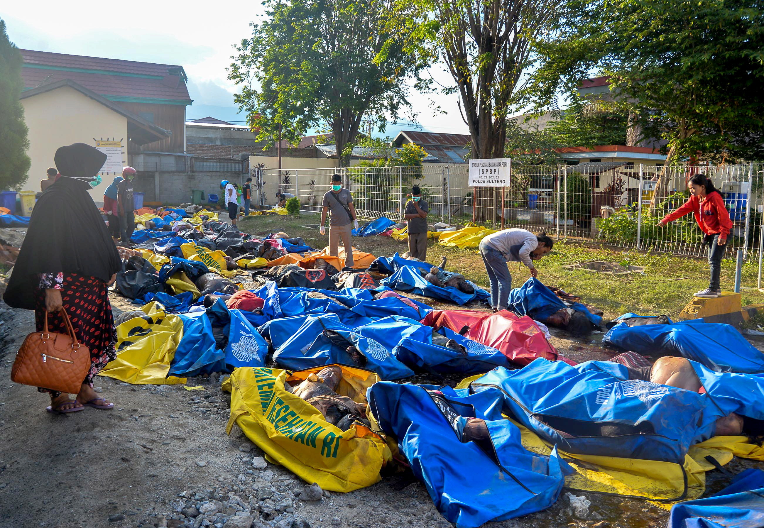  Cifra de muertos se dispara a 832 tras tsunami en Indonesia