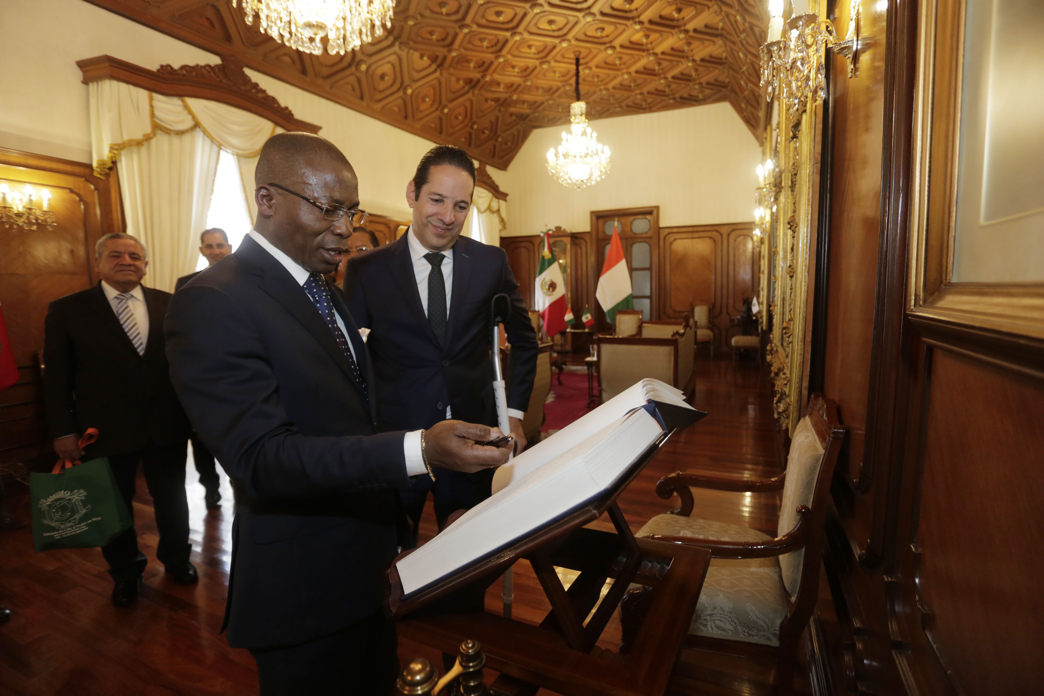  Gobernador Domínguez Servién recibe al embajador de Costa de Marfil