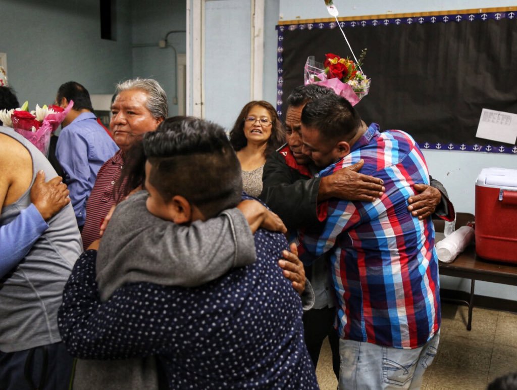  Padres mexicanos se reencuentran con hijos en Los Ángeles después de años