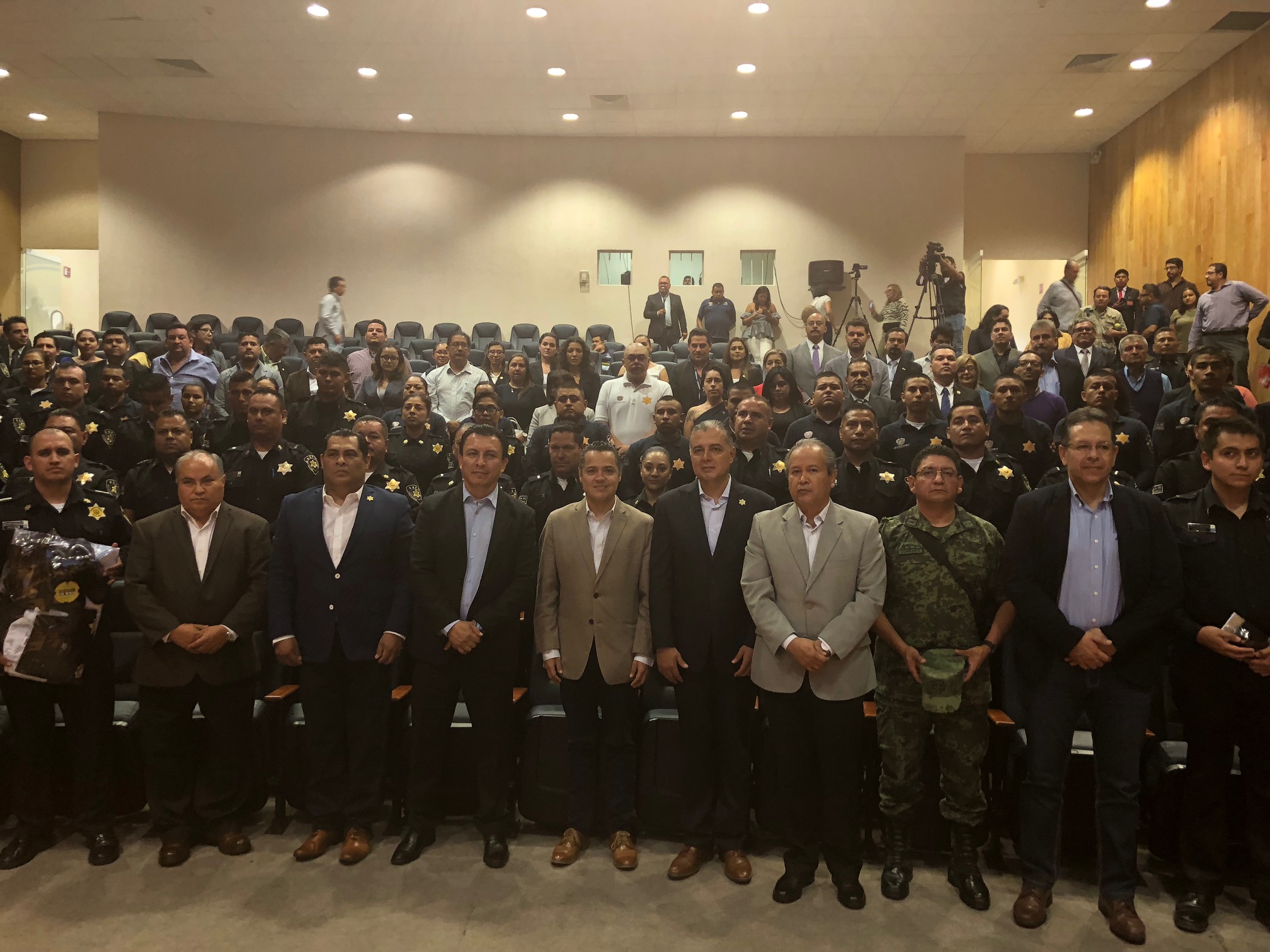  Correa Sada entrega uniformes y equipamiento a elementos policiacos