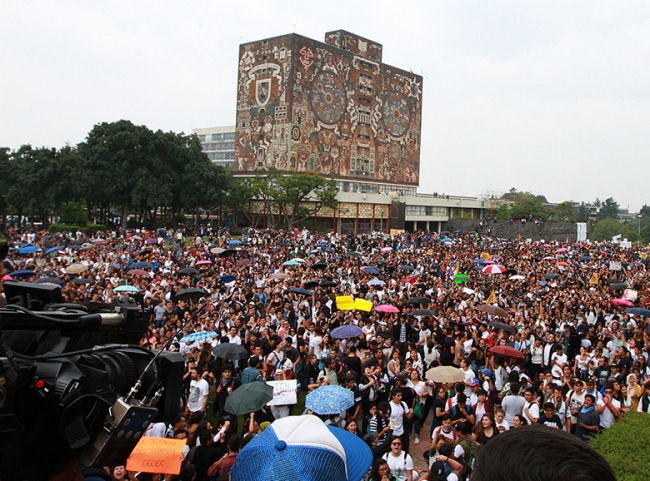 Universitarios marchan y se manifiestan en Rectoría de la UNAM